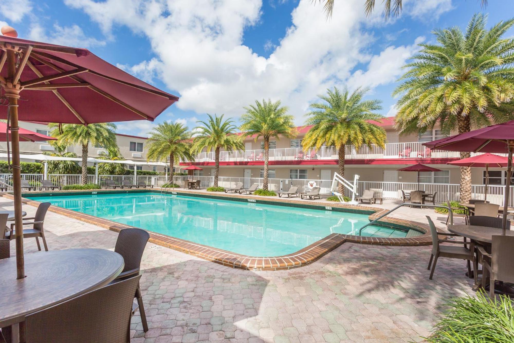 Deluxe King Room with Pool View - Non-Smoking