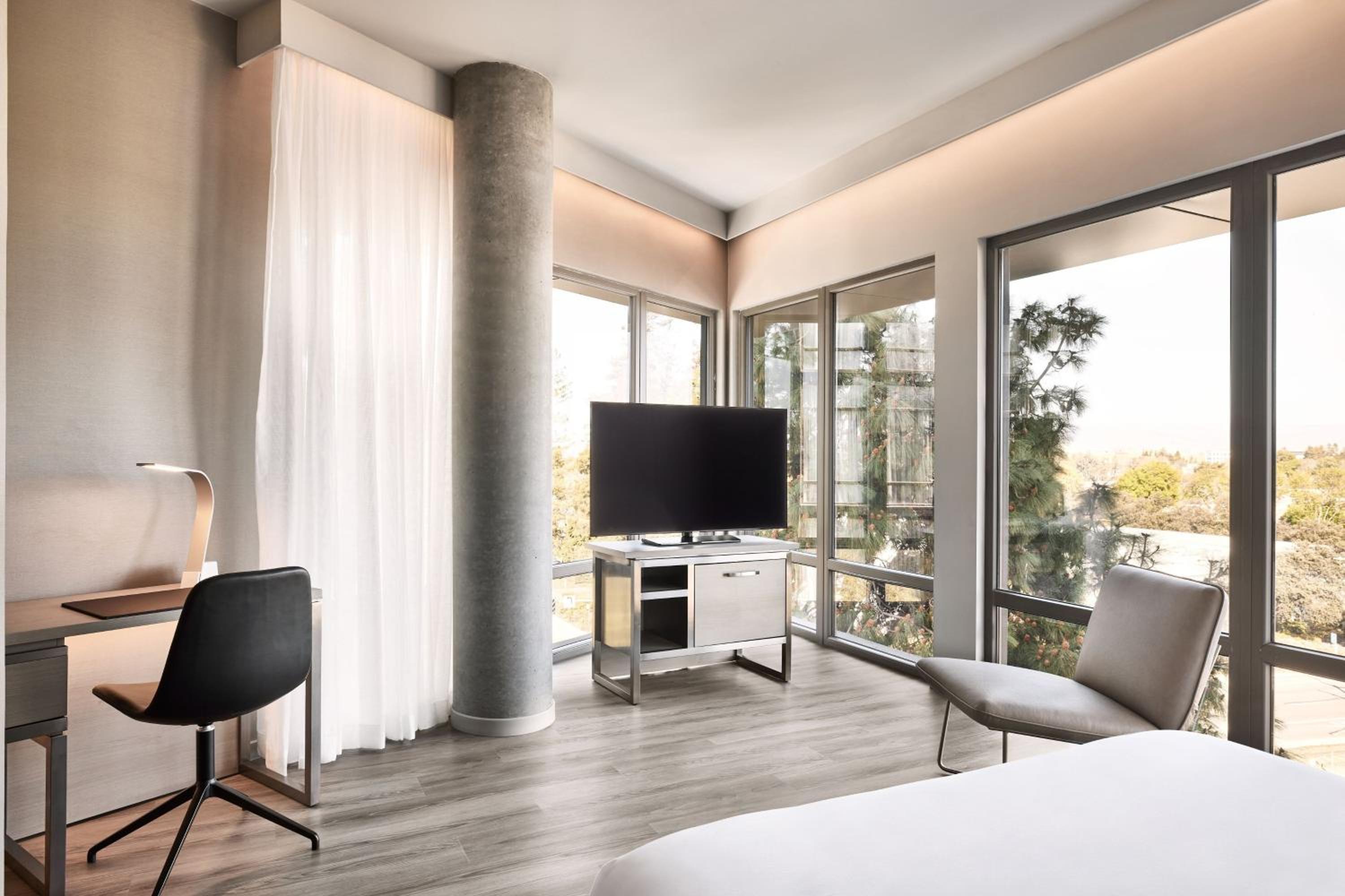 Corner King Room with Mountain View - Photo 3