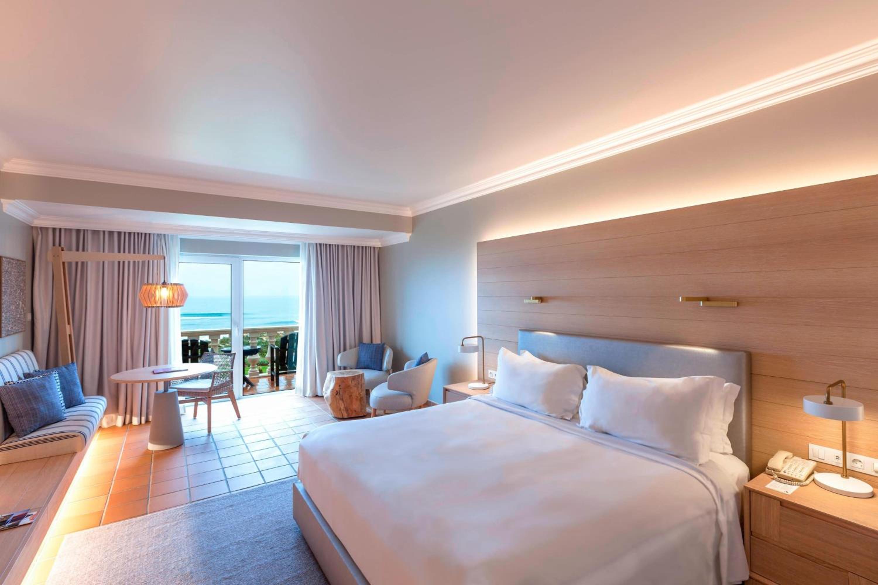 Guest room, 1 King, Premium view, Oceanfront - Photo 1
