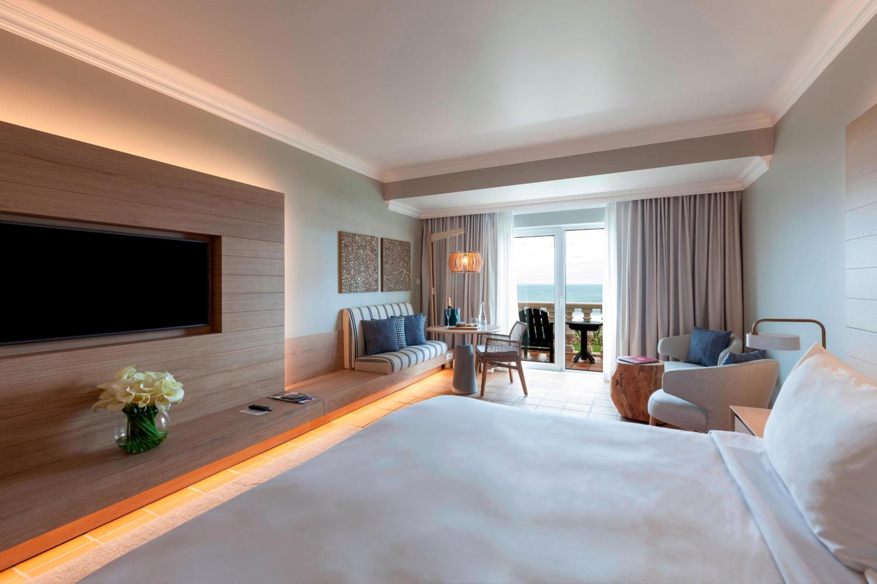 Guest room, 1 King, Premium view, Oceanfront - Photo 3