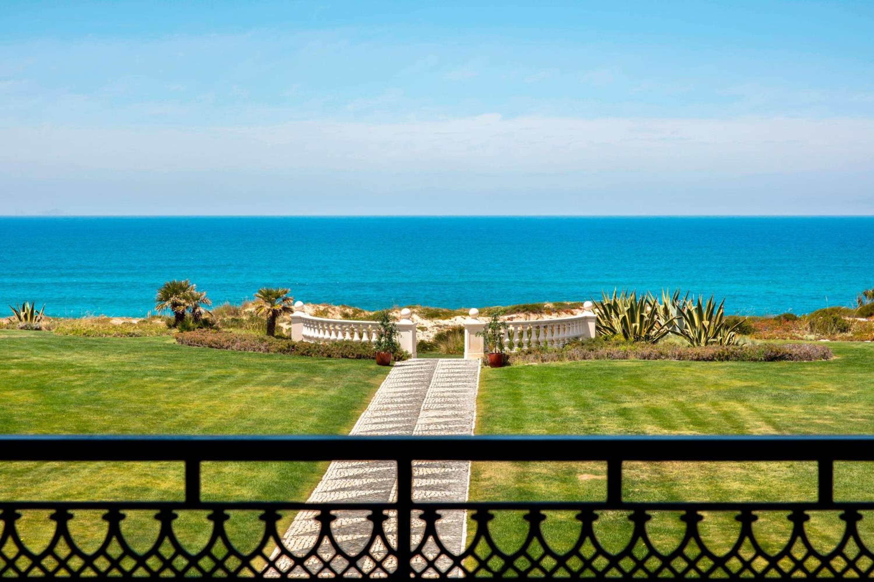 Guest room, 1 King, Oceanfront - Photo 3