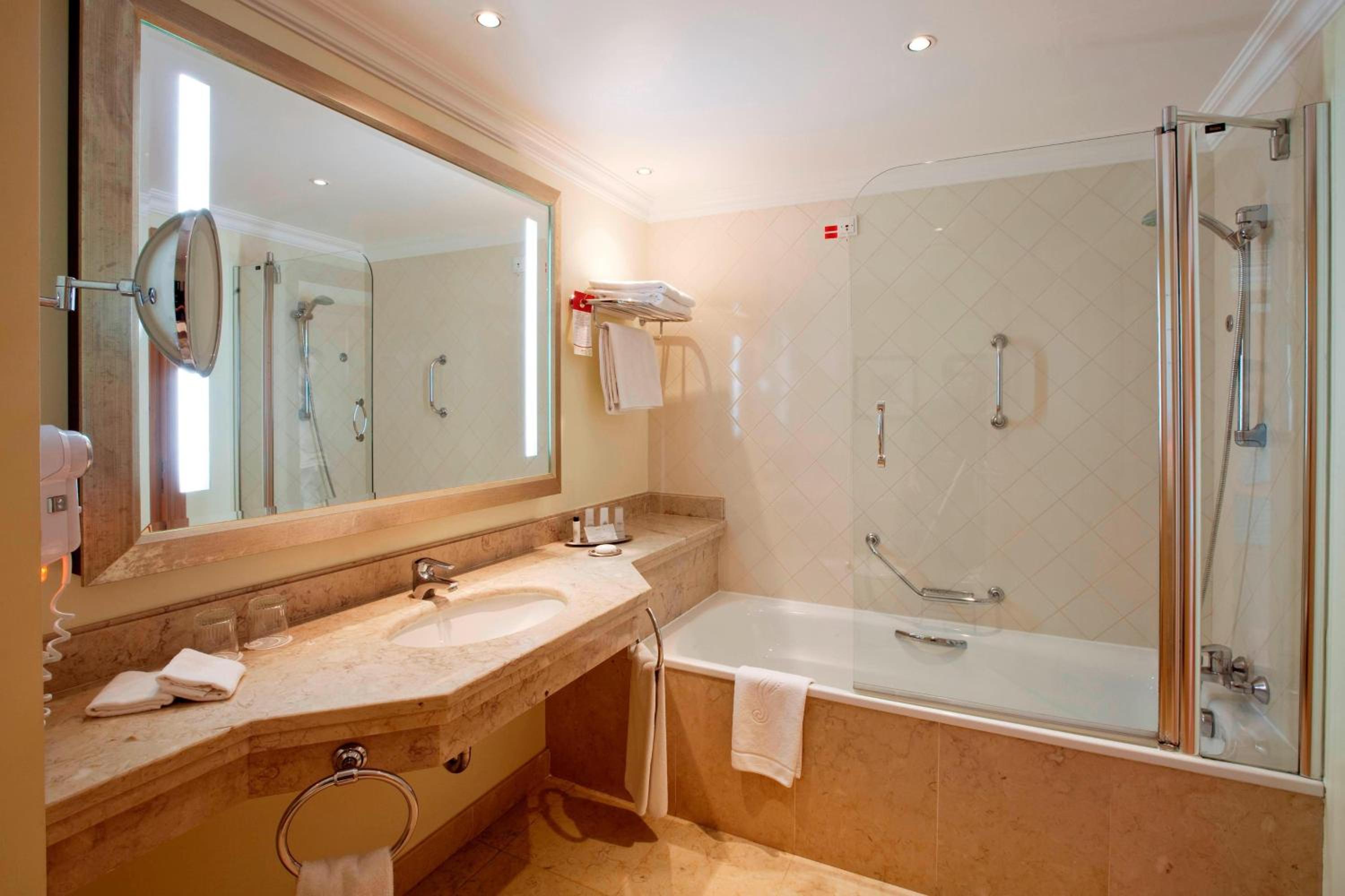 Guest room, 1 King, Oceanfront - Photo 2