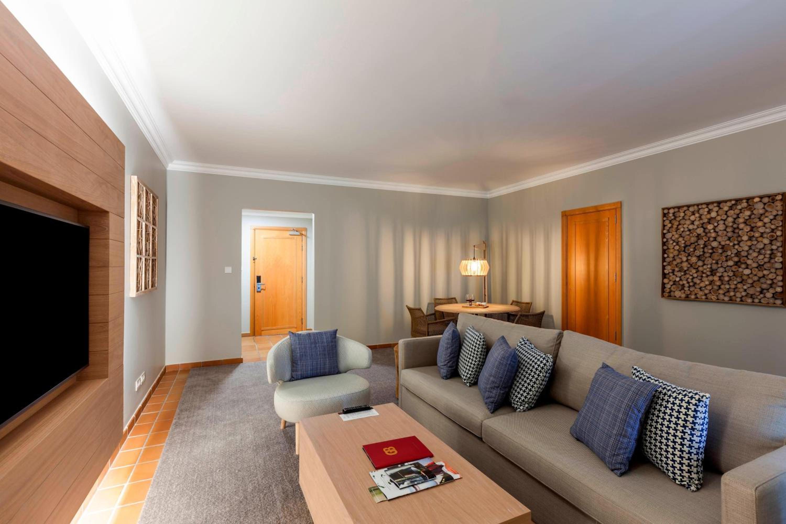 One-Bedroom  Premium King Suite Oceanfront - Photo 1
