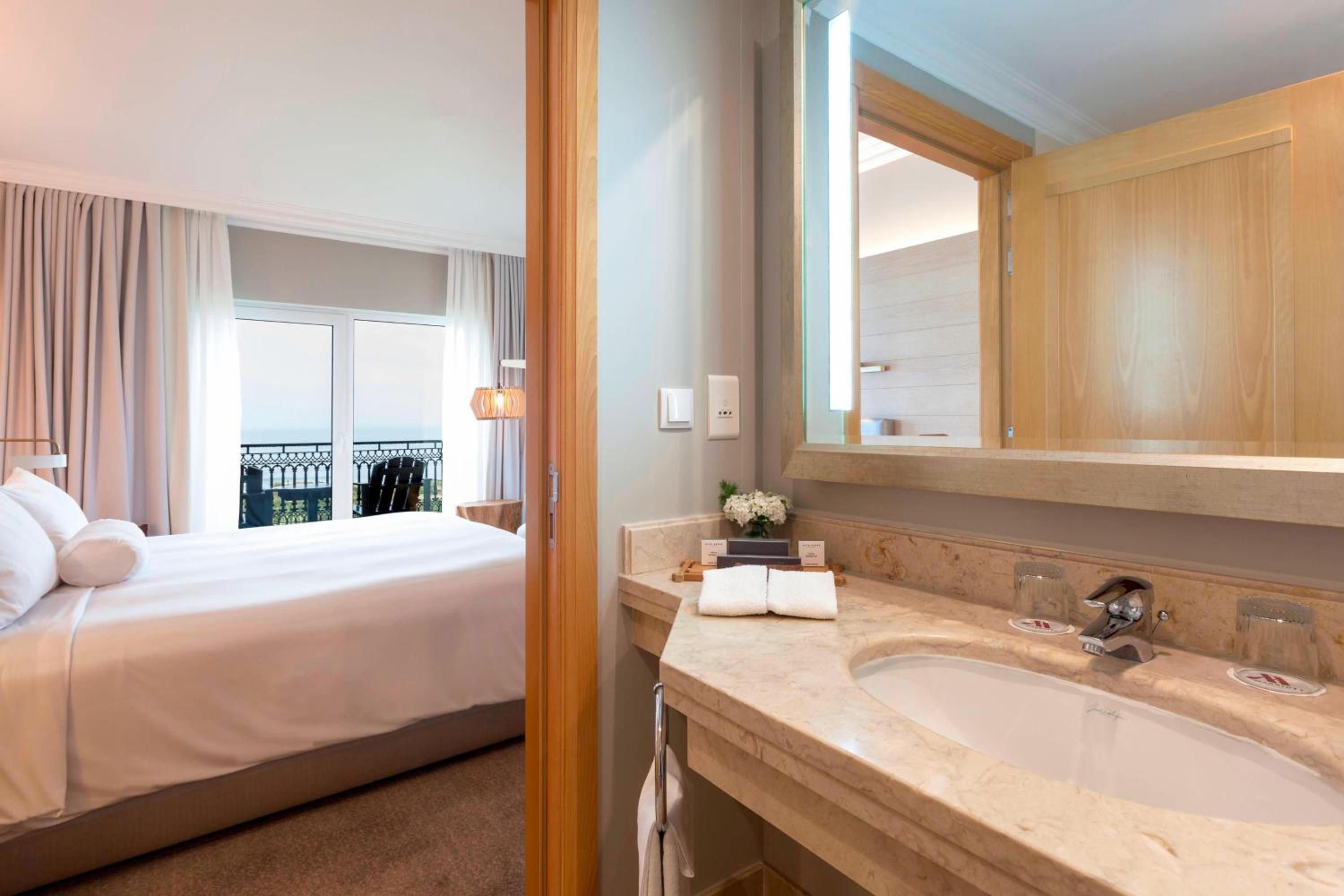 One-Bedroom  Premium King Suite Oceanfront - Photo 3
