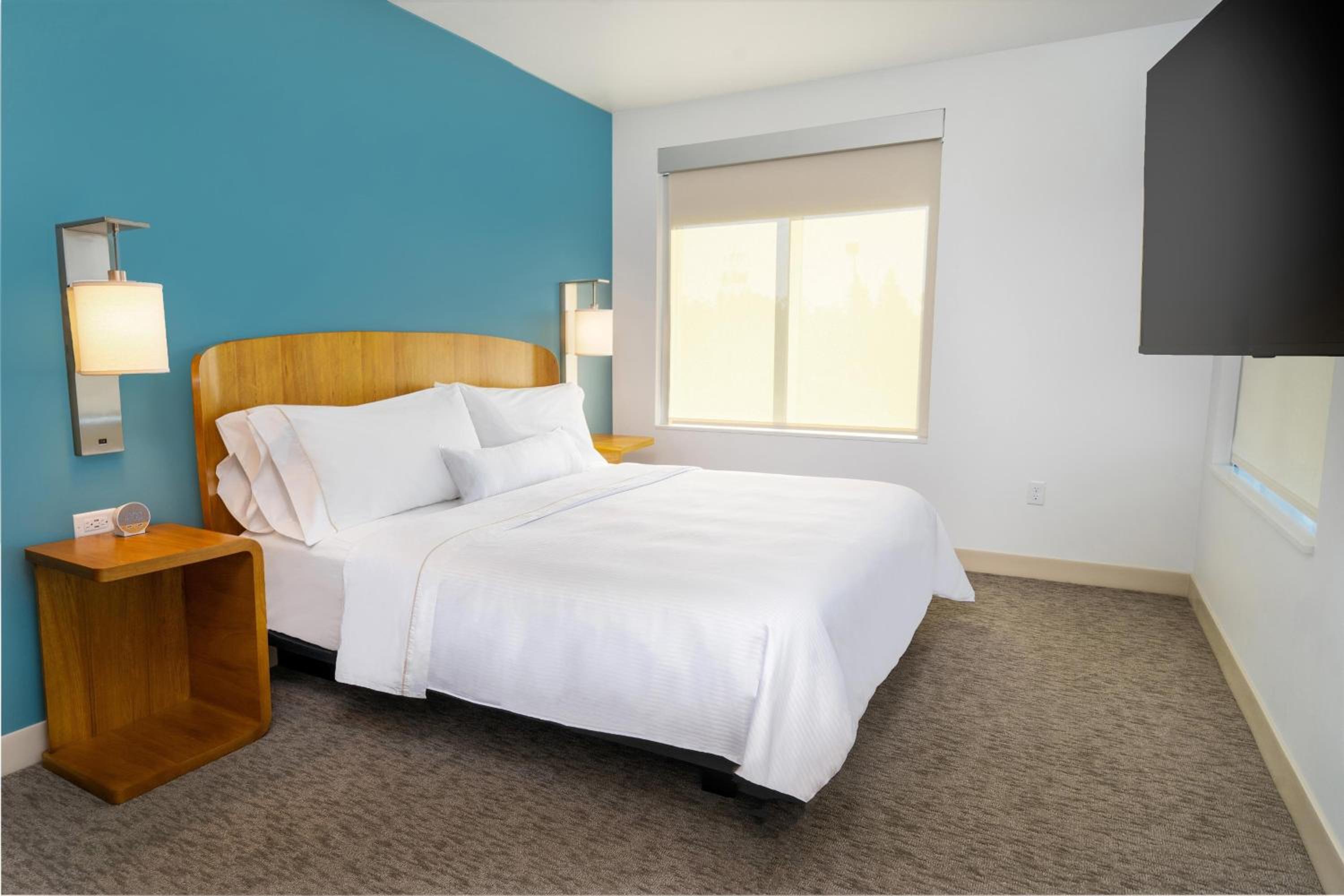 One-Bedroom Executive King Suite with Sofa Bed - Mobility Accessible with Tub