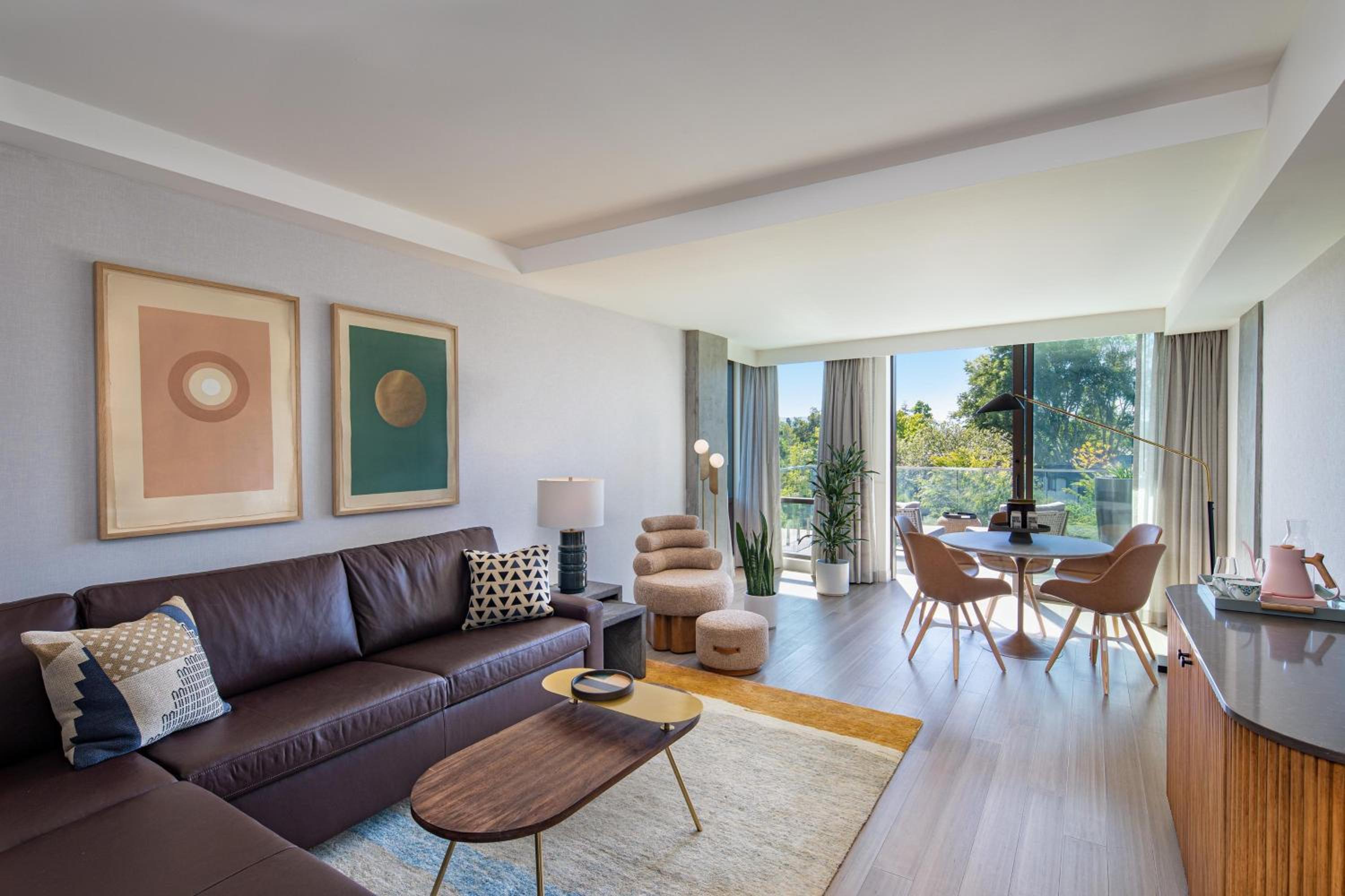 1 Bedroom Suite, 1 King, Sofa bed