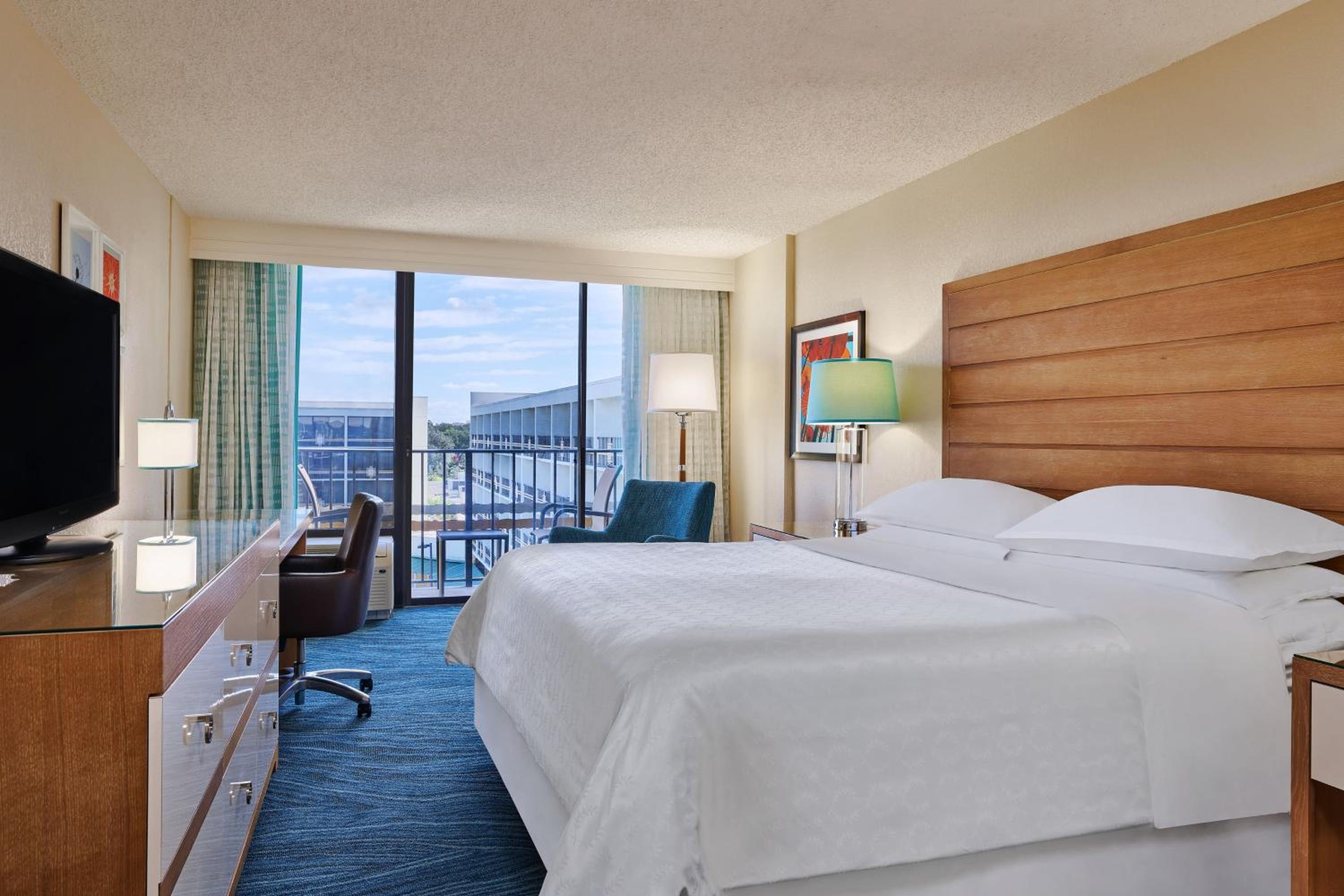 King Room with Sofa Bed - Pool View photo 3