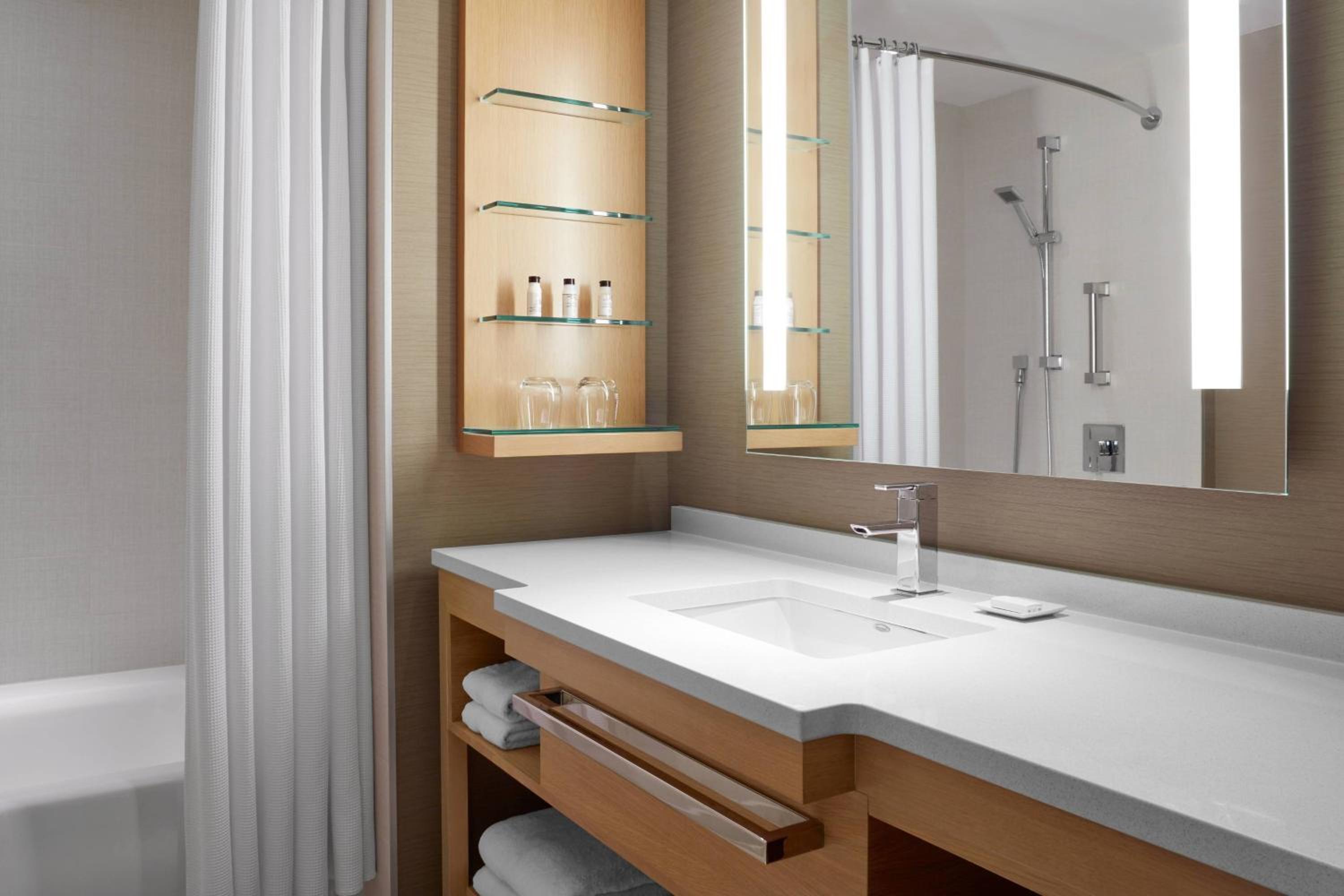 Queen Room with Two Queen Beds and Lake View thumbnail 5