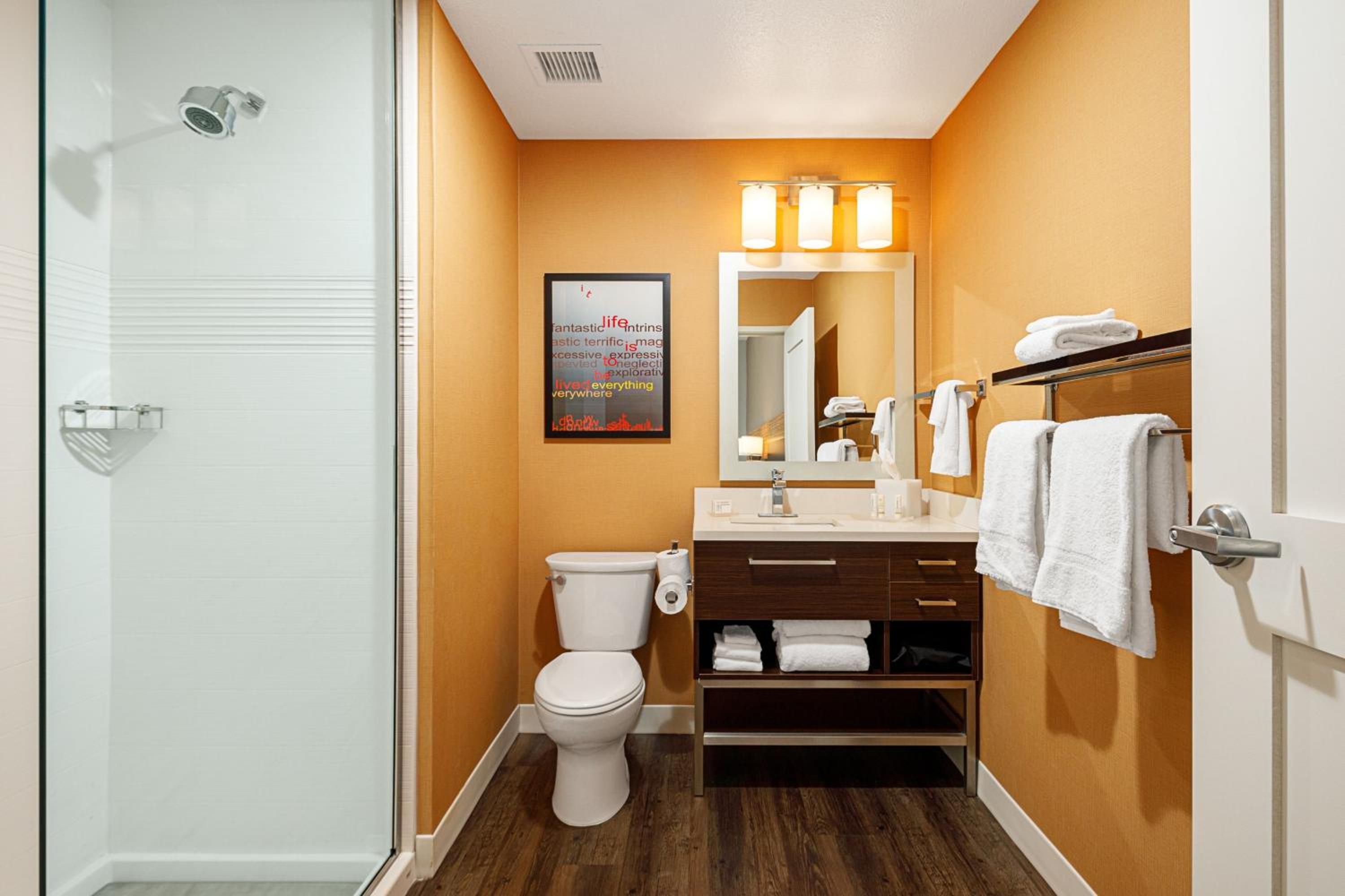 One-Bedroom Suite with Two Queen Beds and Sofa Bed - Photo 2