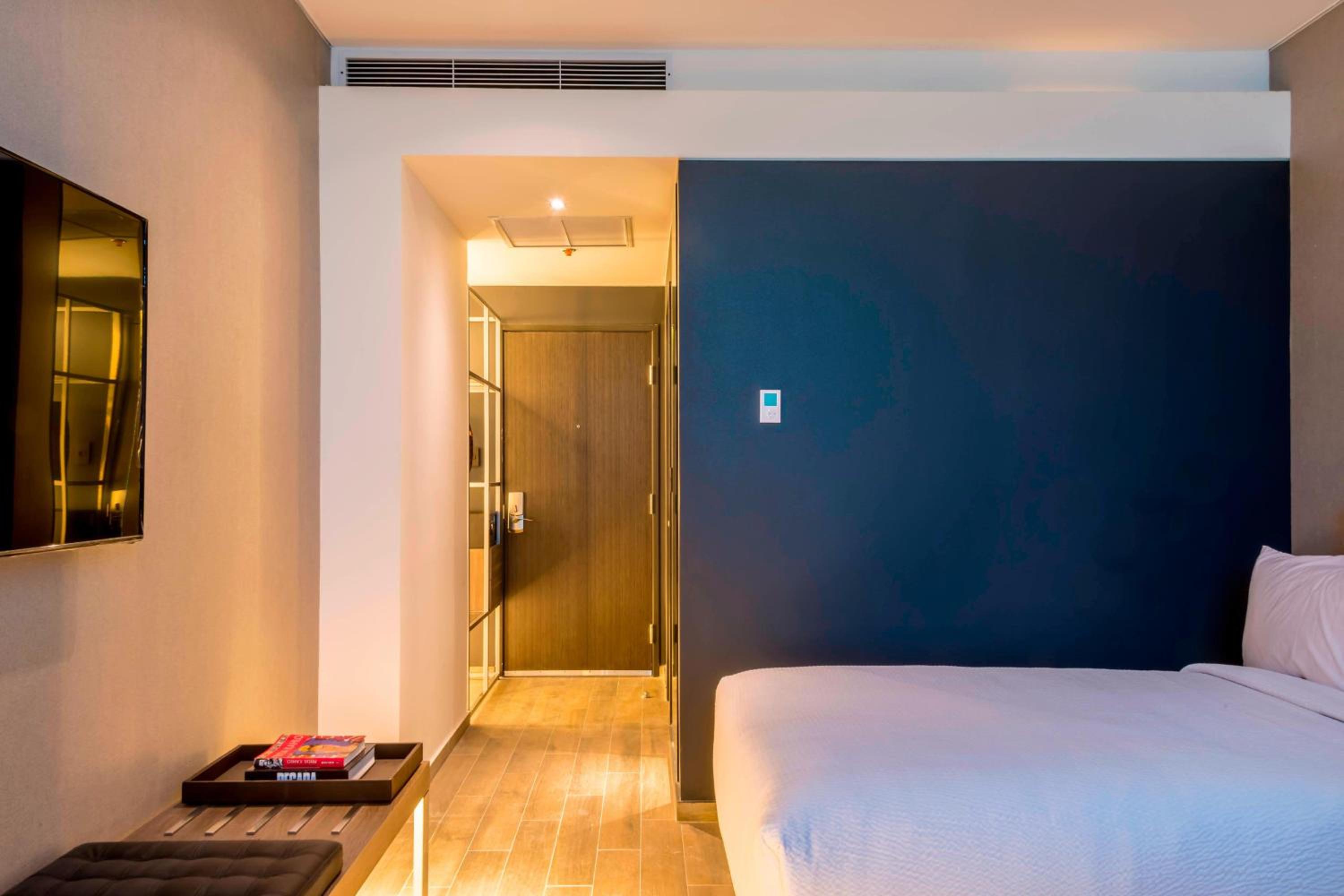 Queen Room with Two Queen Beds - Photo 4