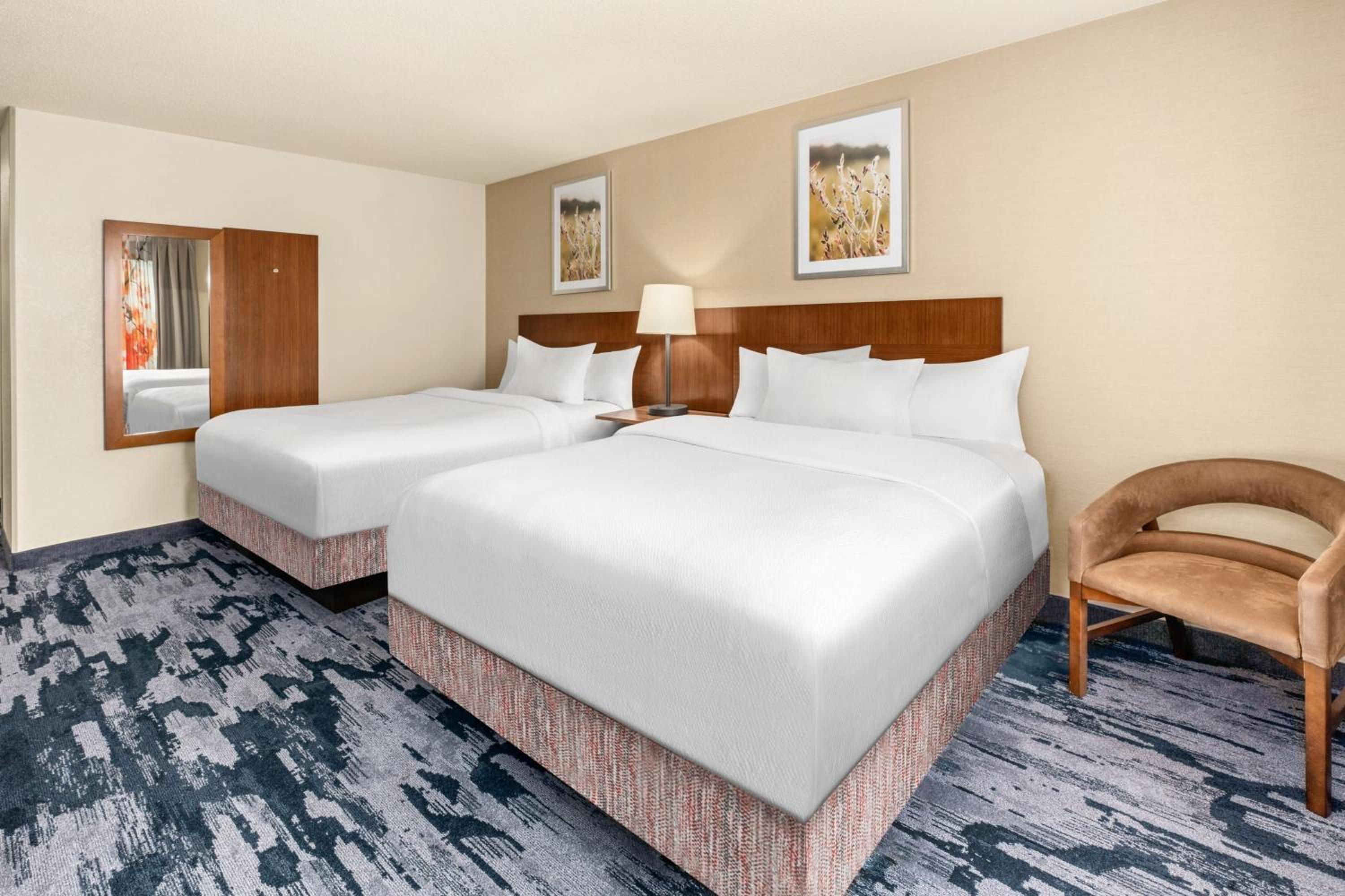 Double Room with Two Queen Beds - Photo 2