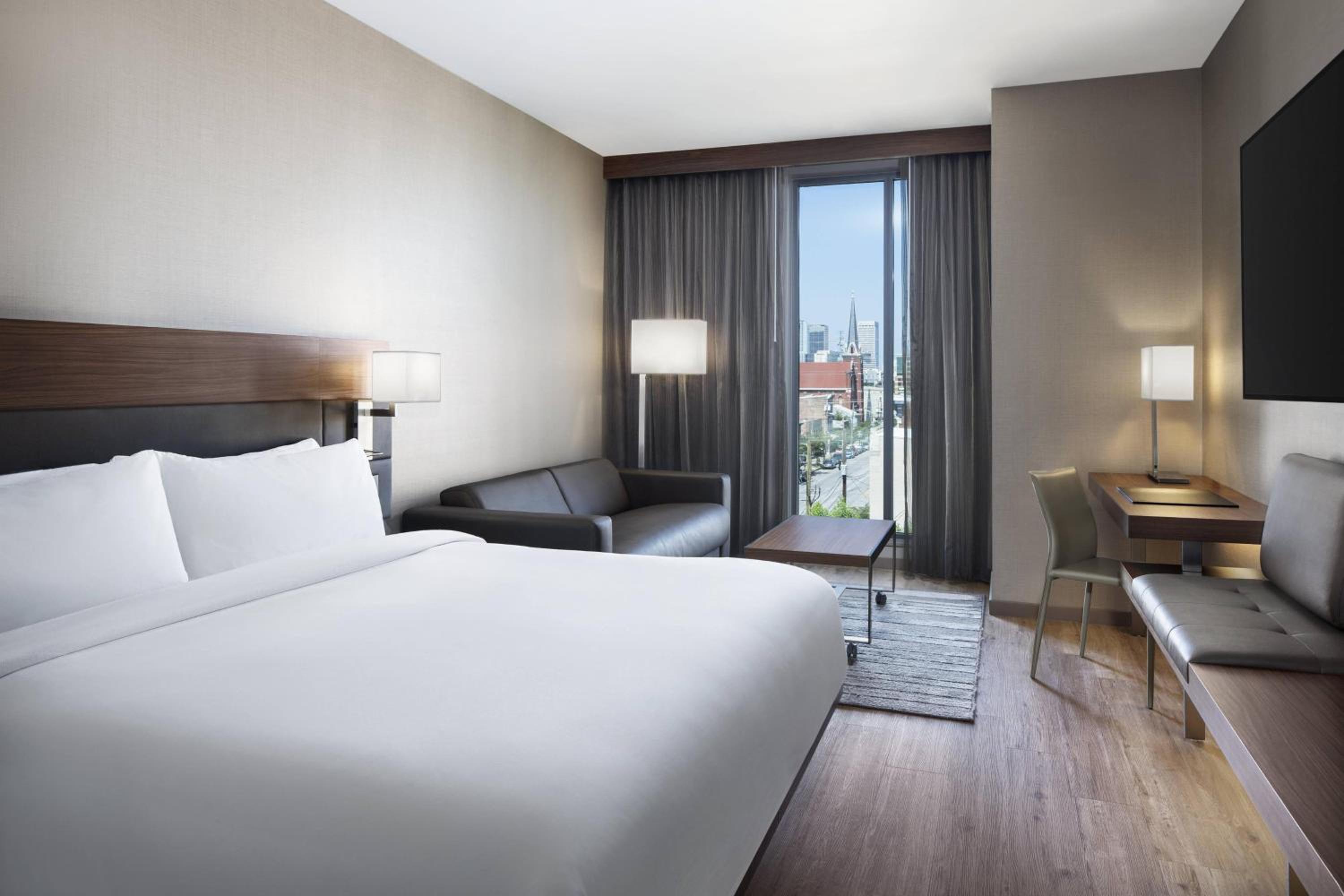 King Guest Room with Sofa Bed and City View photo 1