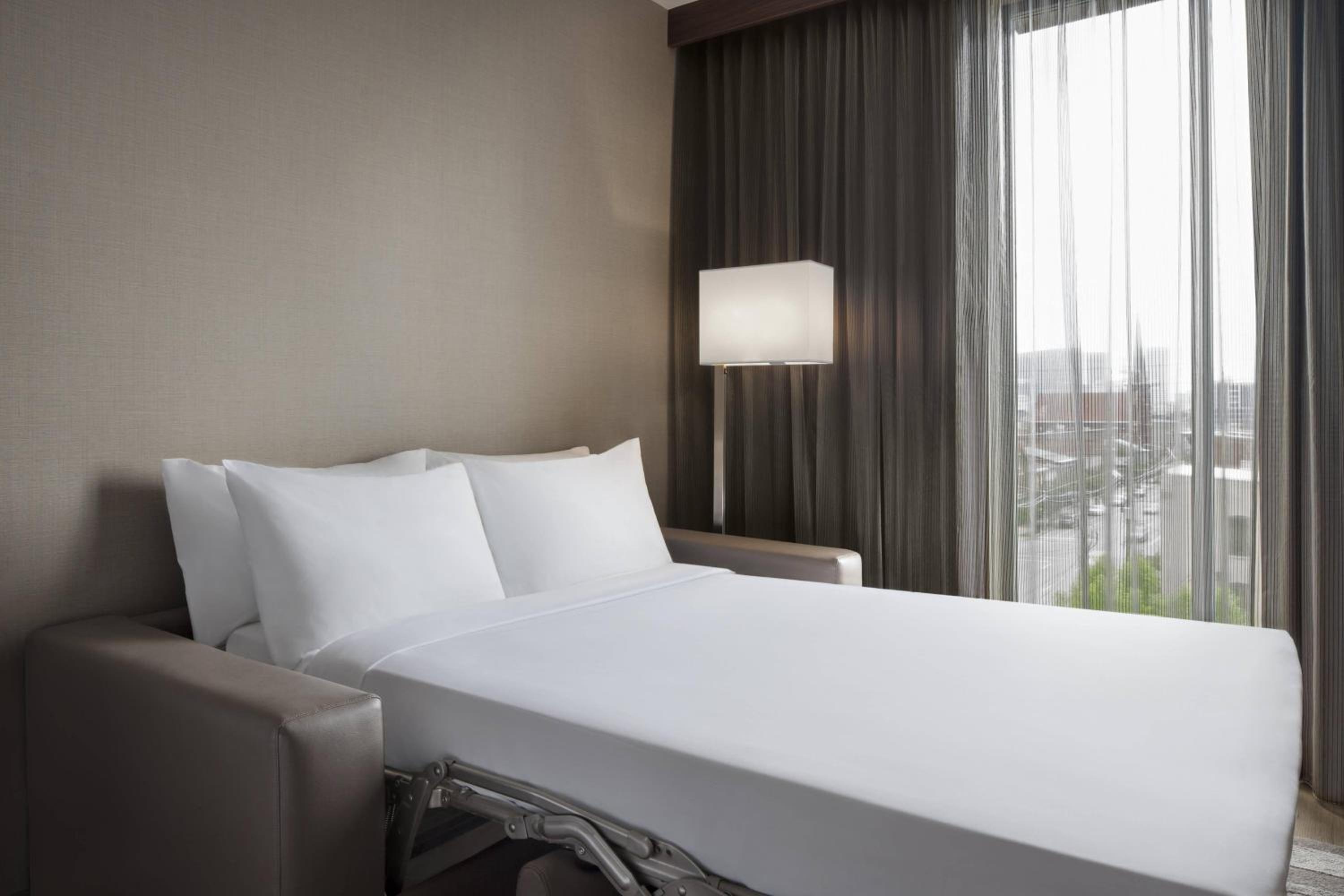 King Guest Room with Sofa Bed and City View photo 3