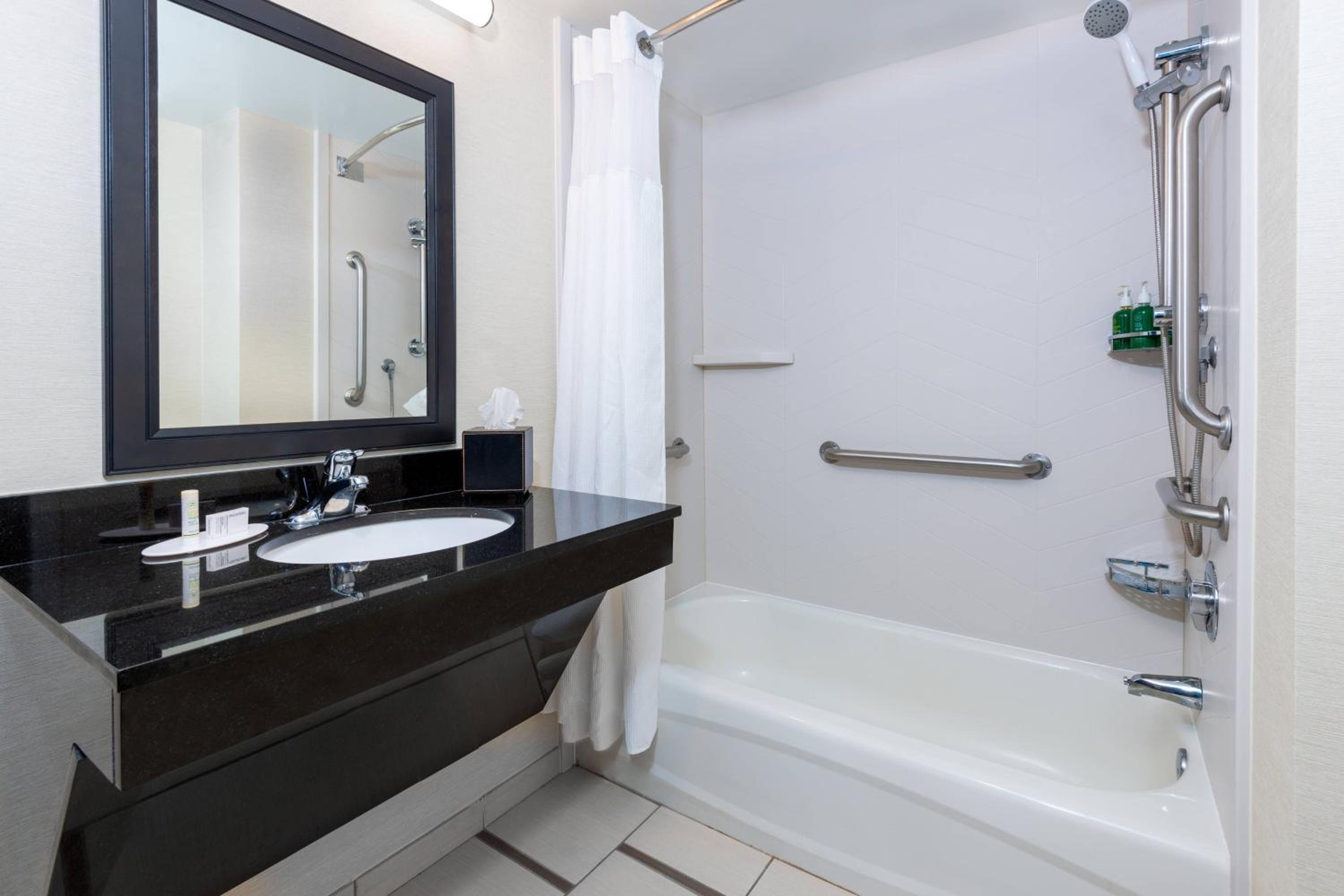 Queen Room with Two Queen Beds and Adapted Tub - Mobility and Hearing Accessible - Photo 4