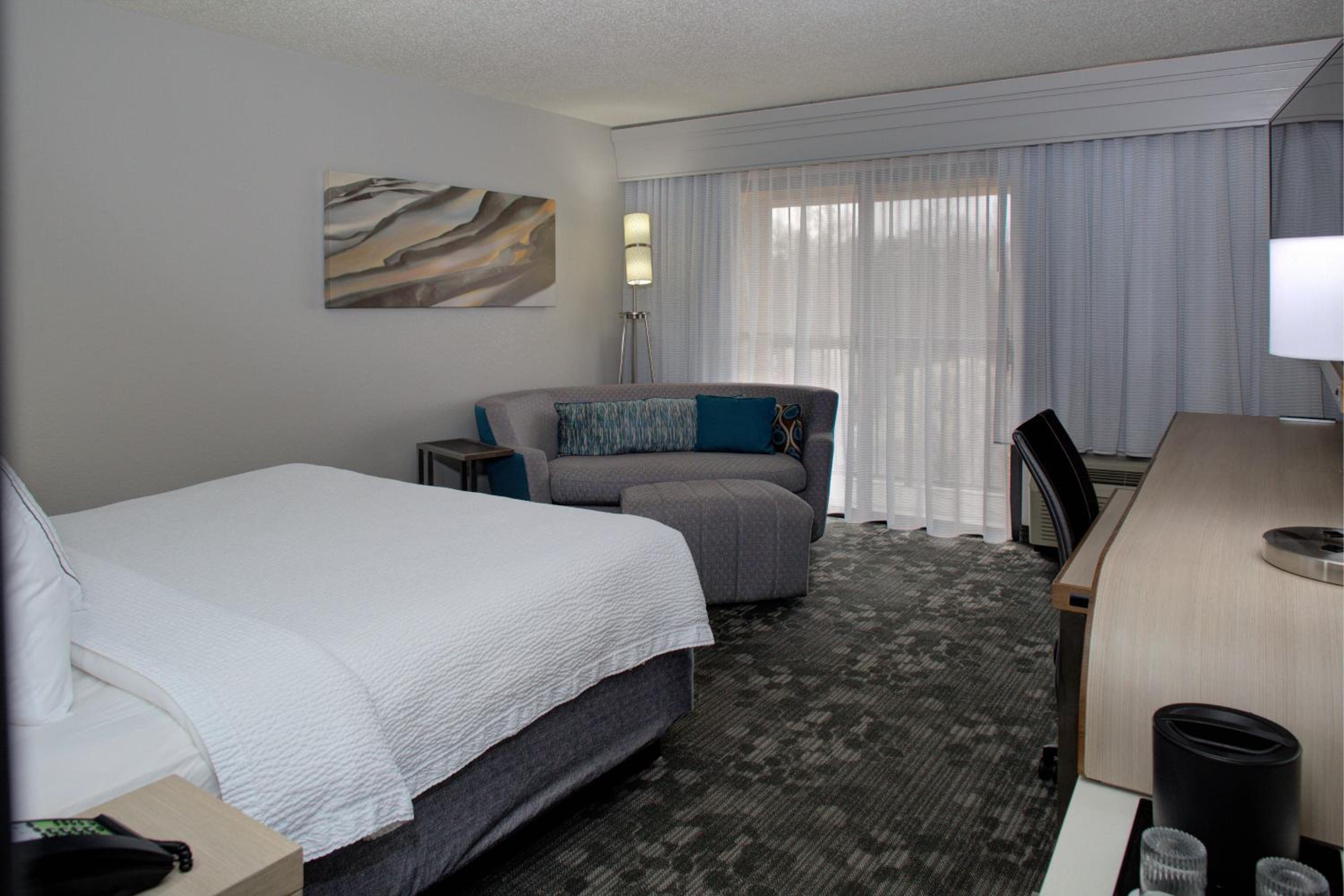 King Room with Sofa Bed - Photo 1