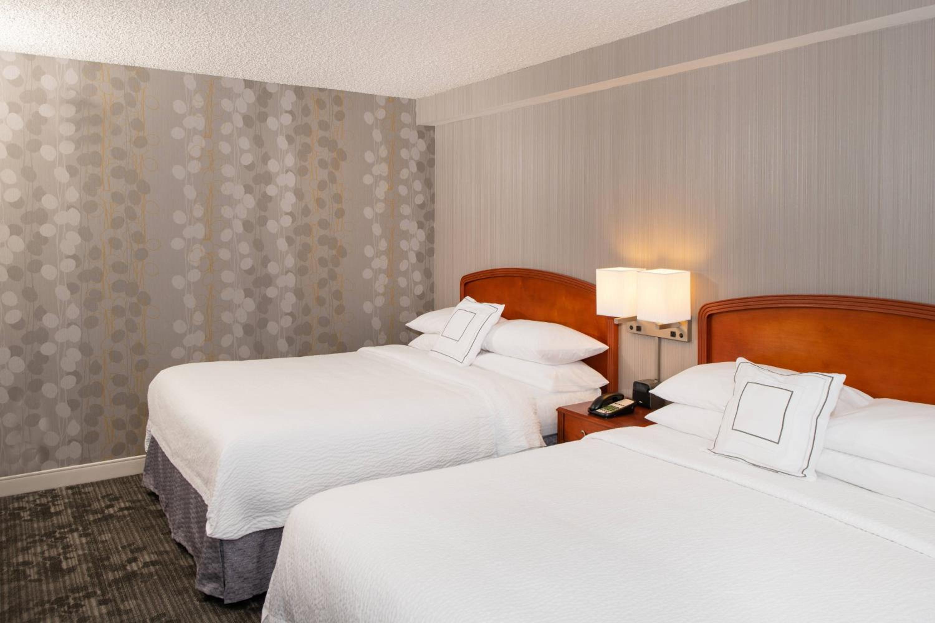 Queen Room with Two Queen Beds - Non-Smoking - Photo 2