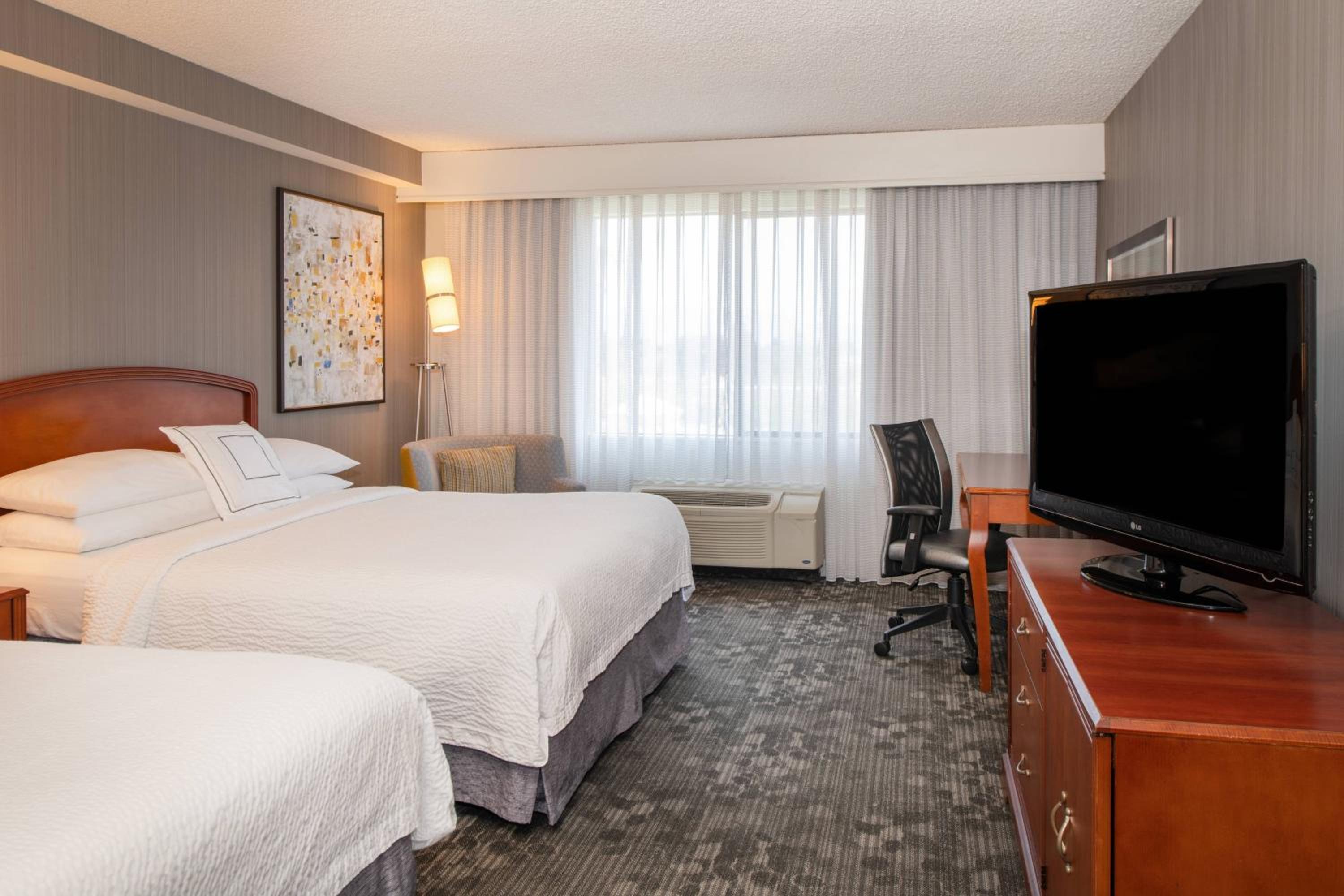 Queen Room with Two Queen Beds - Non-Smoking - Photo 1