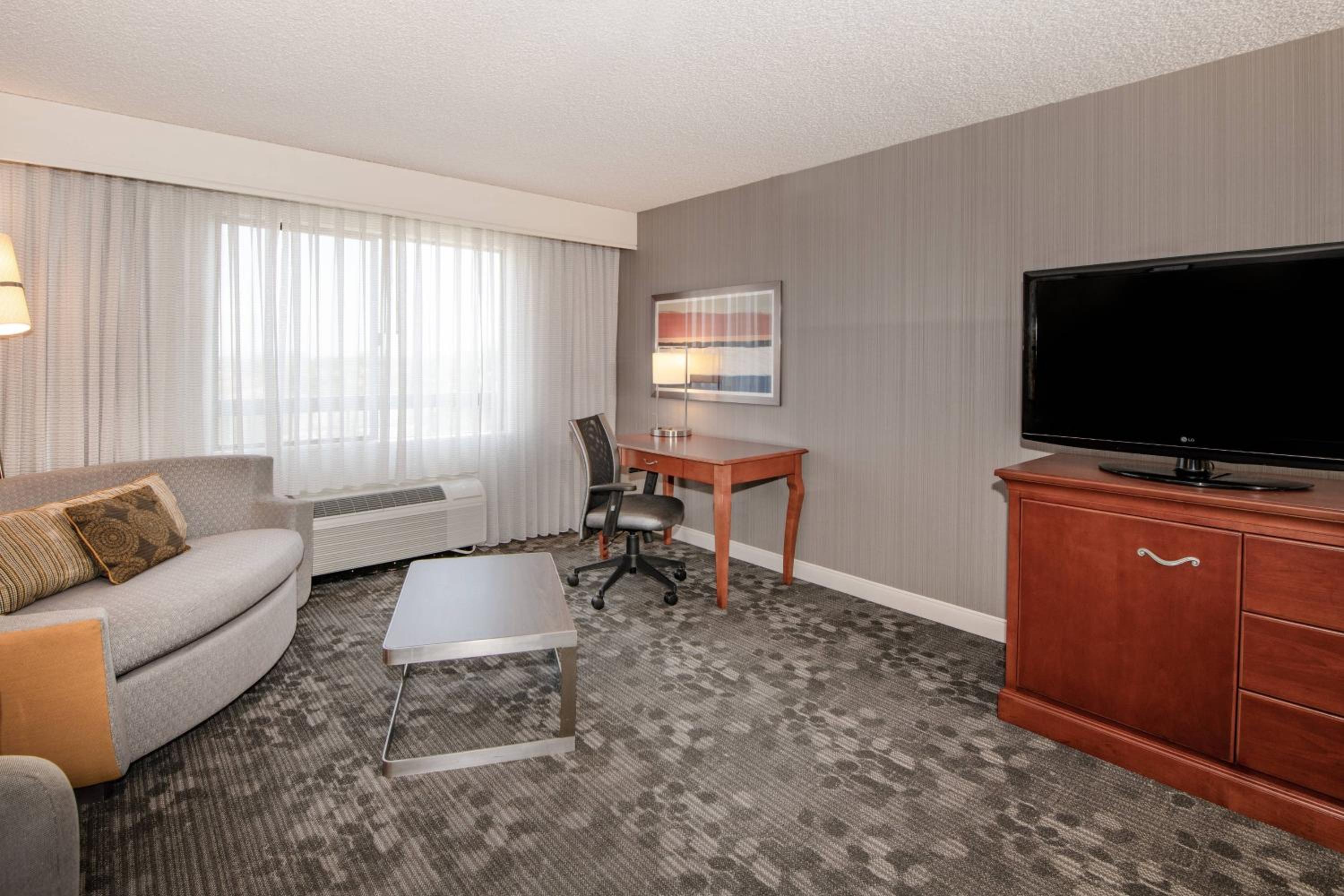King Room with Sofa Bed - Photo 7