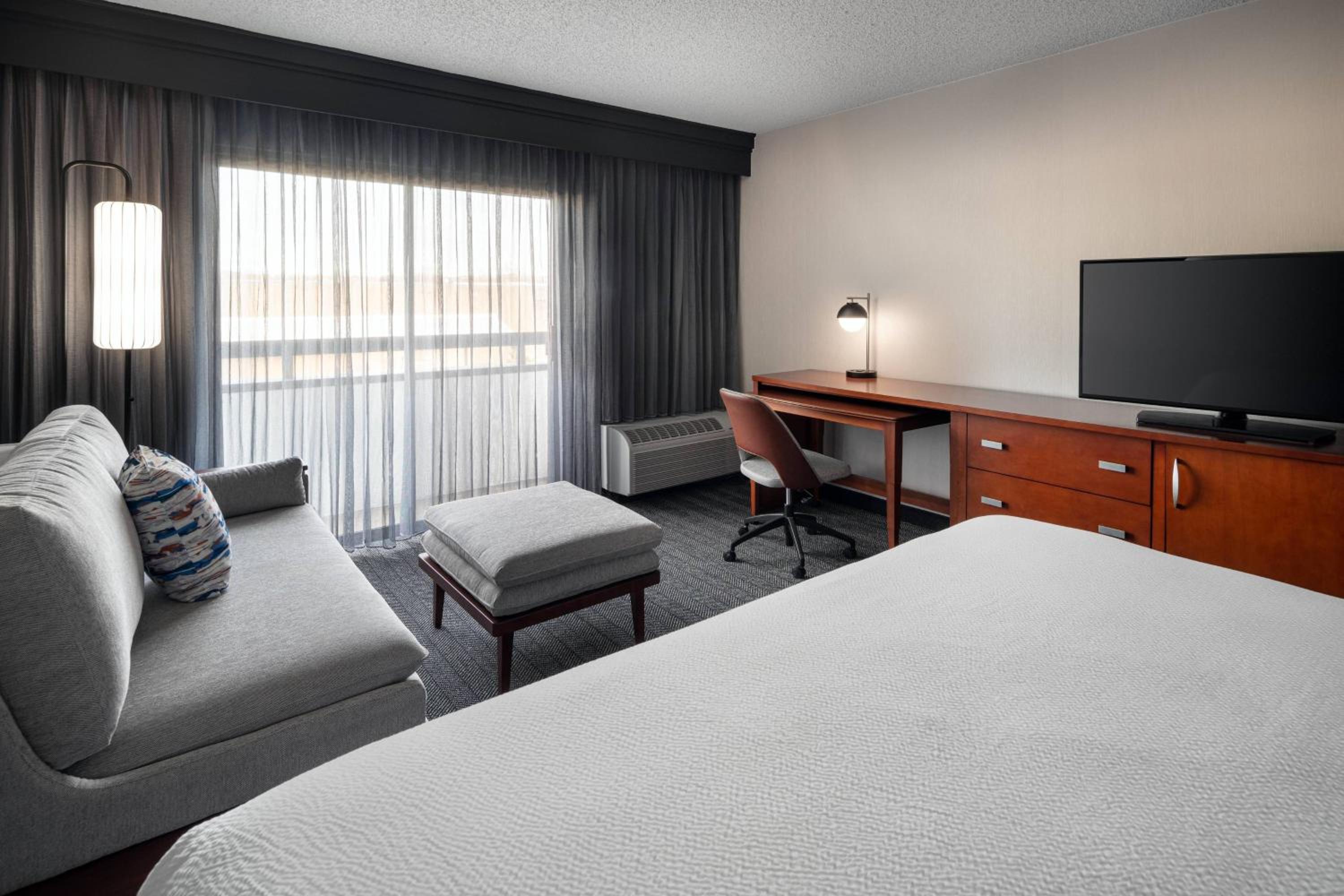 King Room with Sofa Bed - Photo 3