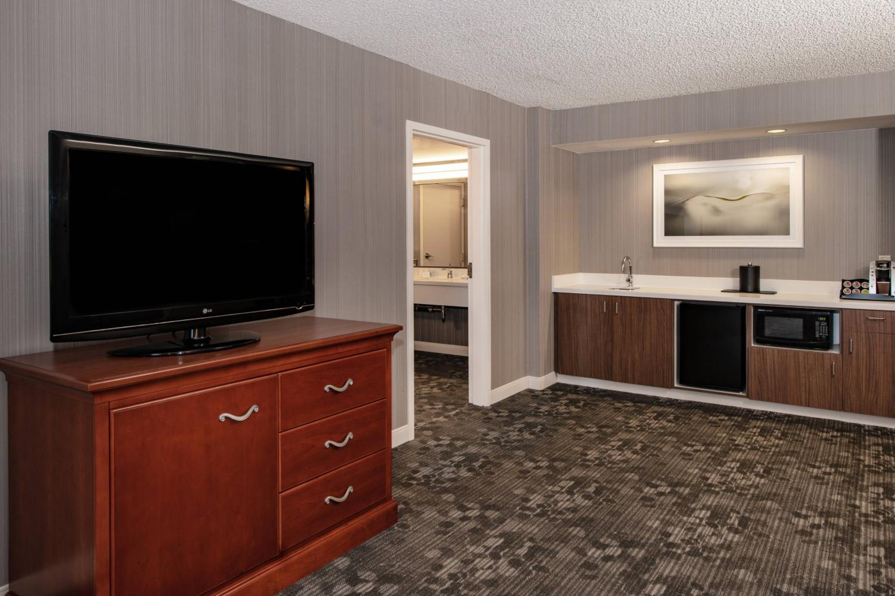 King Room with Sofa Bed - Photo 3