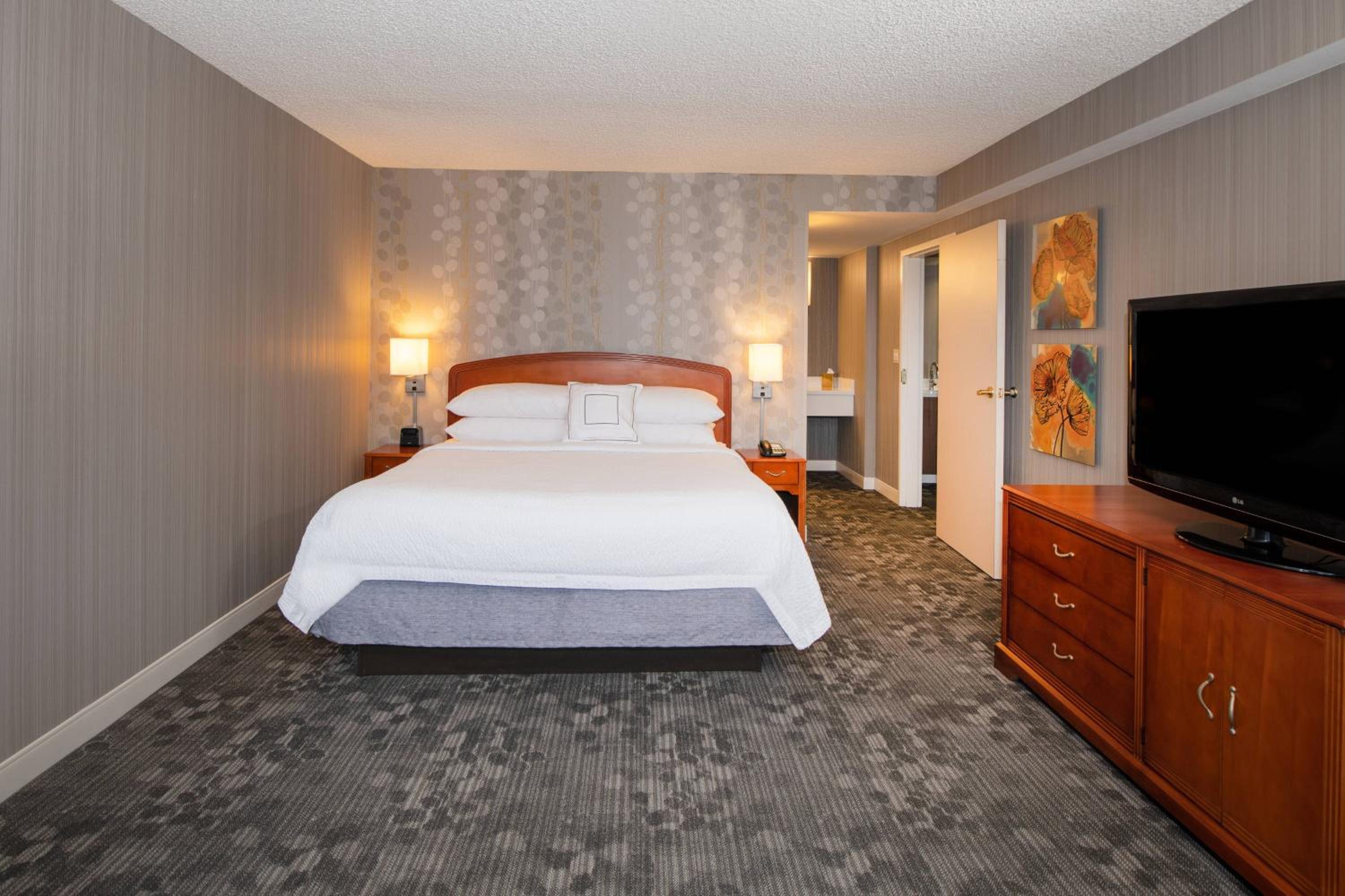 King Room with Sofa Bed - Photo 8