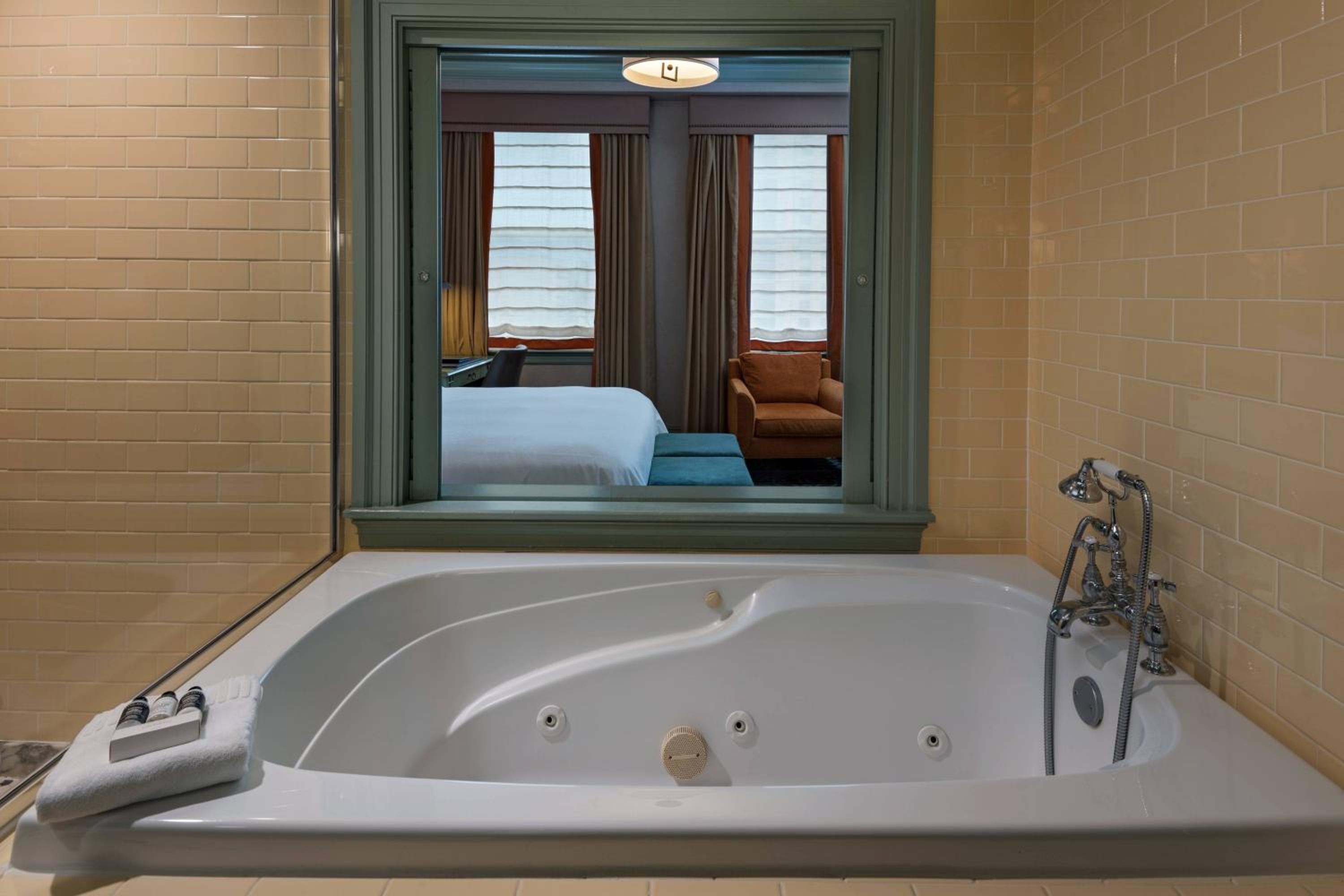 King Room with Whirlpool - City View - Photo 4