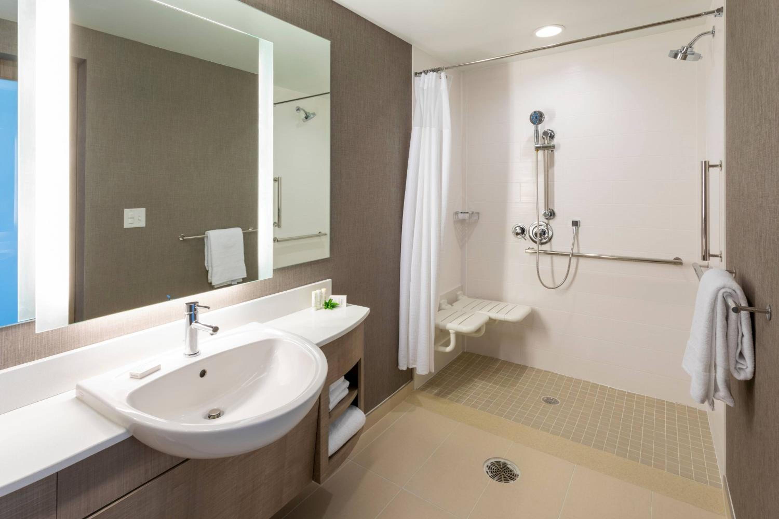 Suite, 1 King, Trundle bed - Photo 3