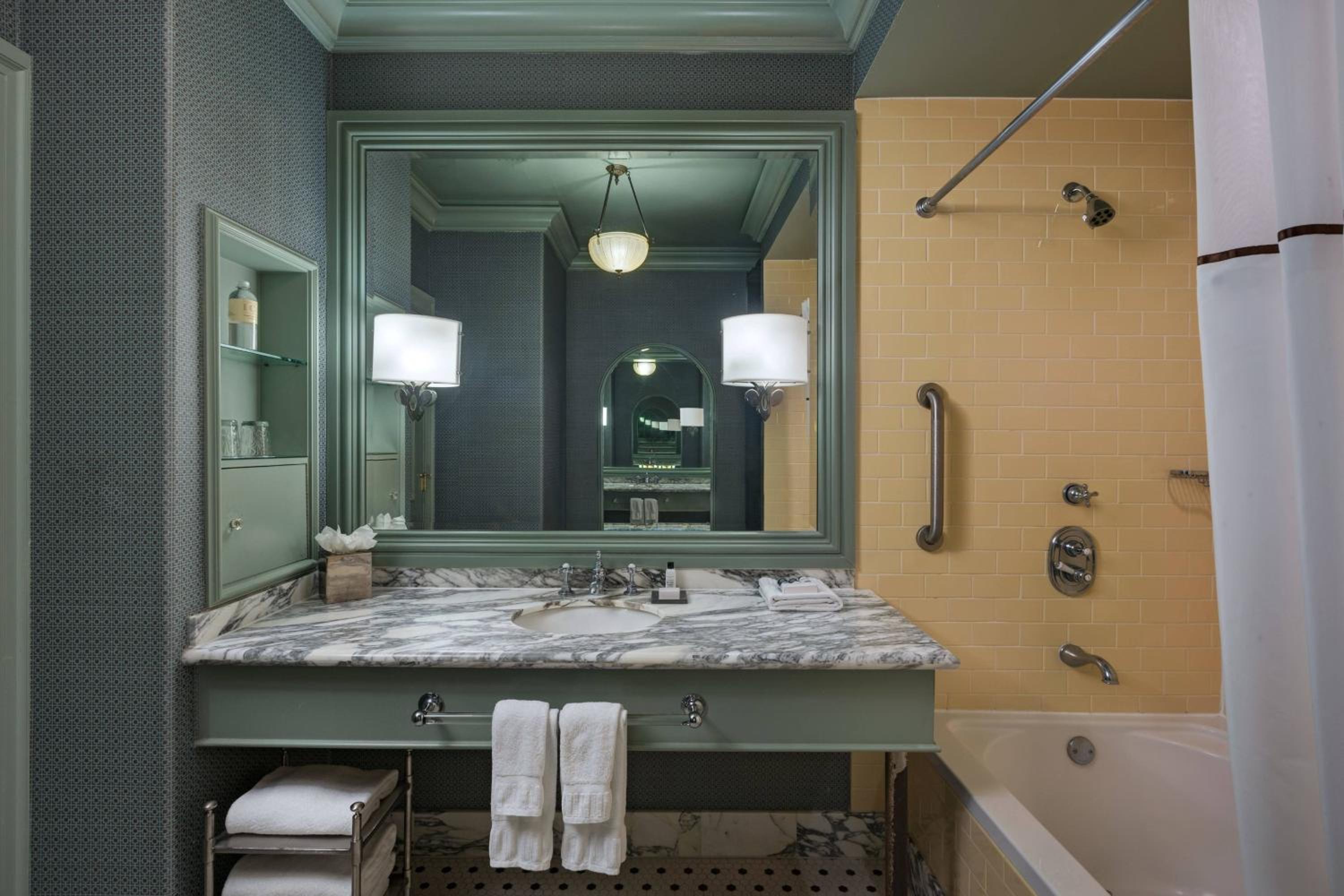Queen Room with Two Queen Beds - Photo 4
