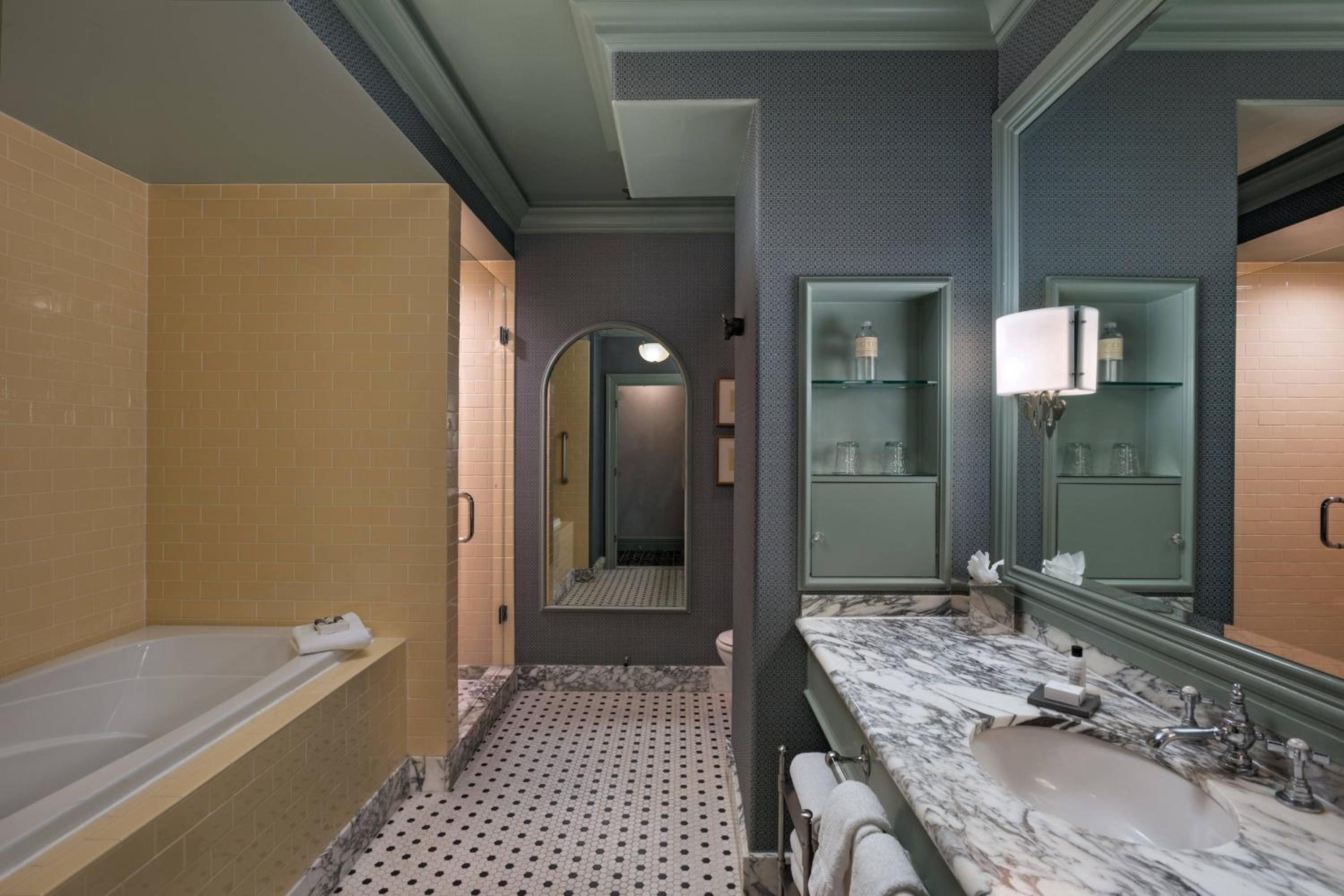 Queen Room with Two Queen Beds - Photo 3