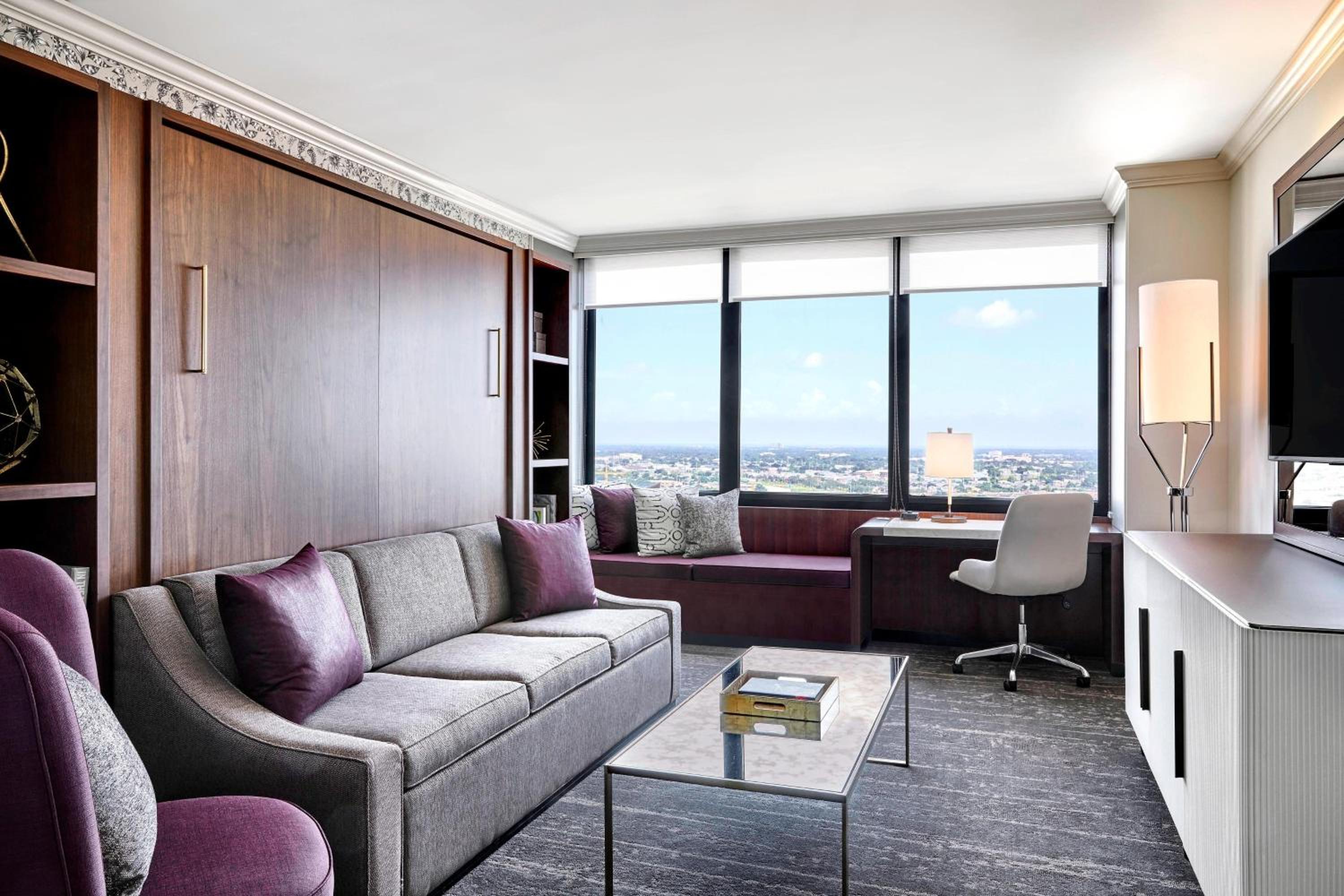 One-Bedroom Junior King Suite with City View - High Floor - Photo 1