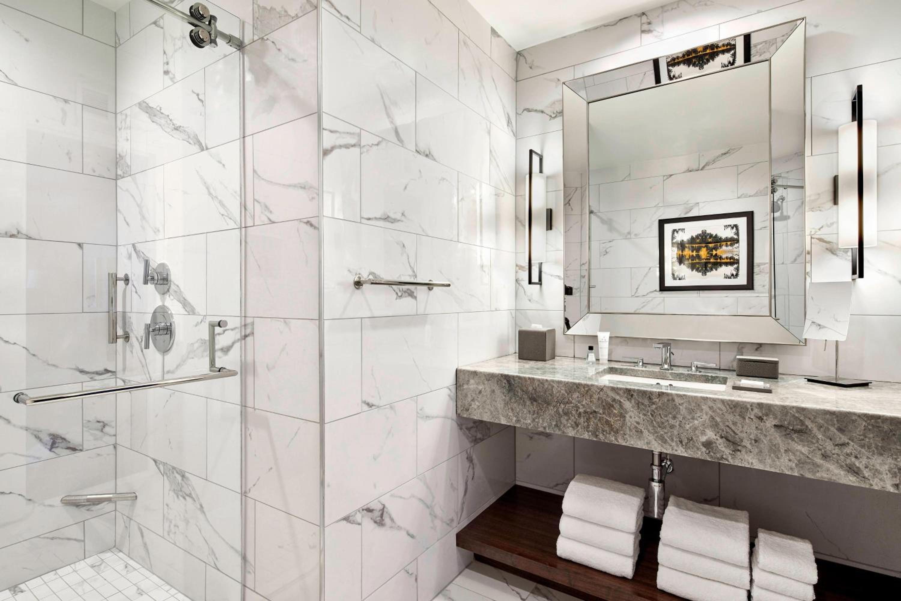 One-Bedroom Bi-Level King Suite with City View - High Floor photo 3
