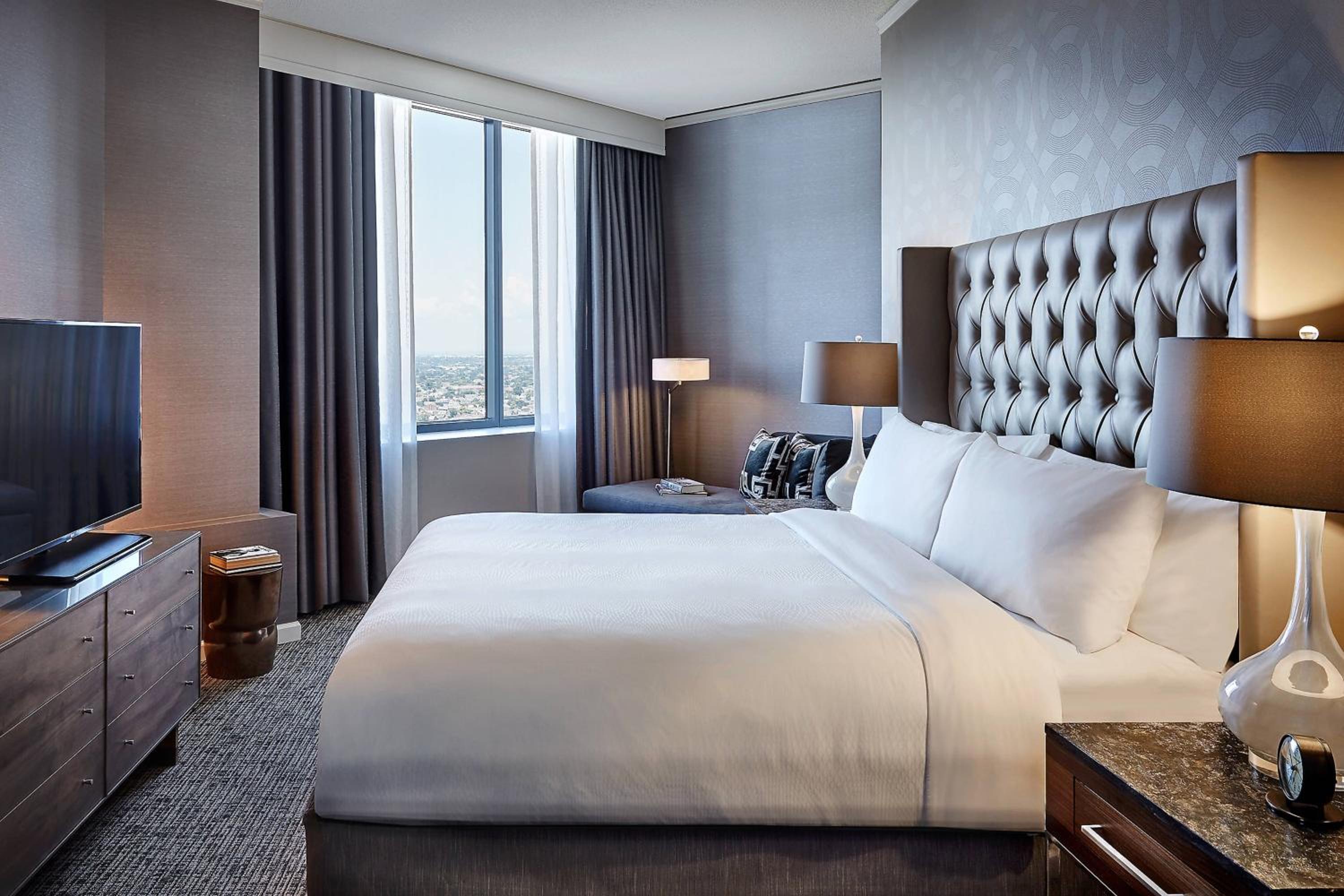 Corner Two-Bedroom Bi-Level Suite with City View and Whirlpool photo 1