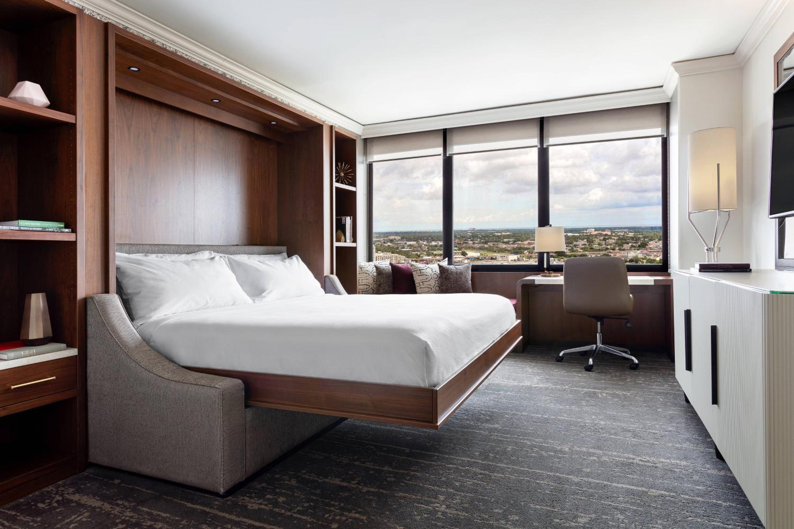 One-Bedroom Junior King Suite with City View - High Floor - Photo 2
