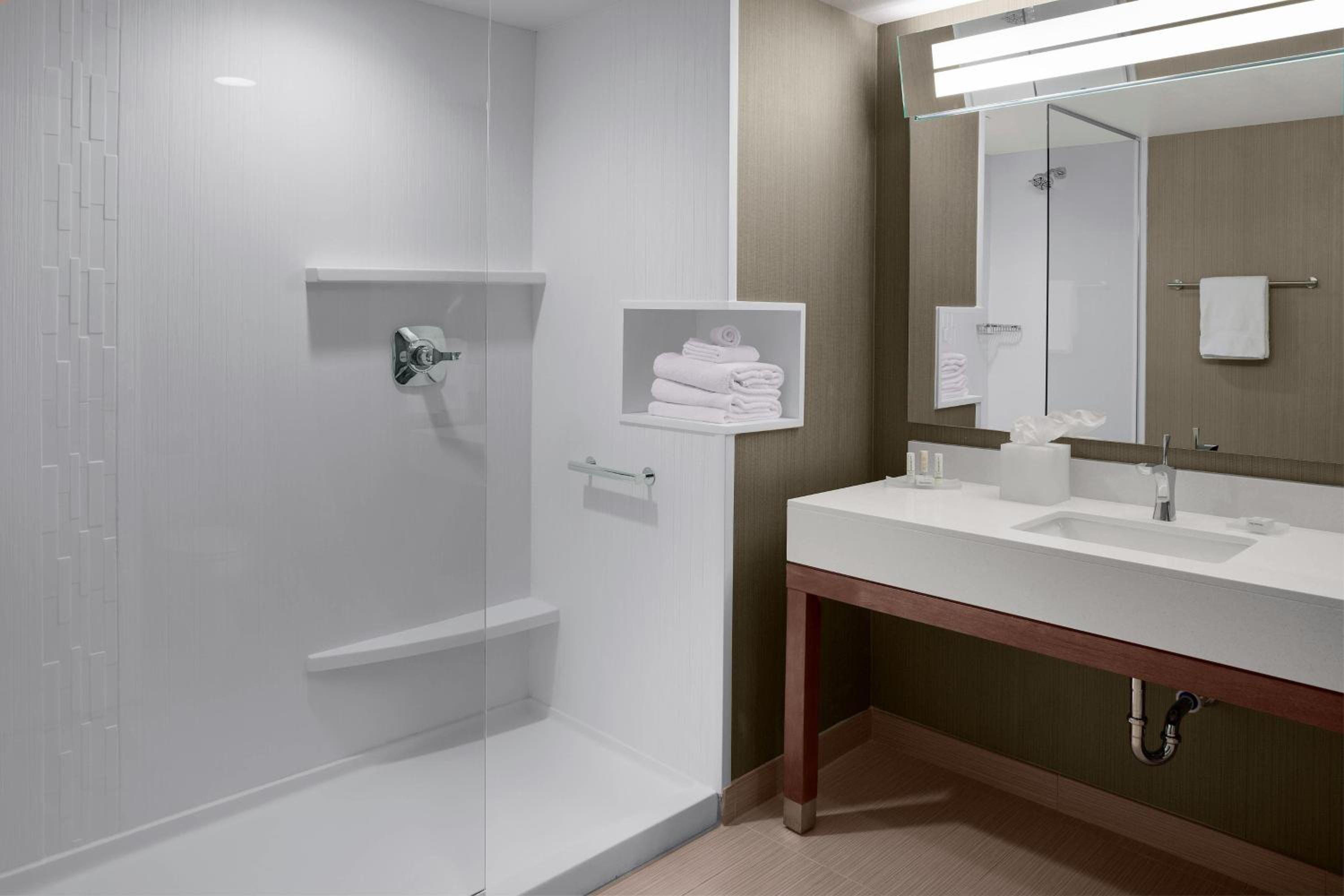 King Room with Adapted Tub - Mobility Accessible photo 3