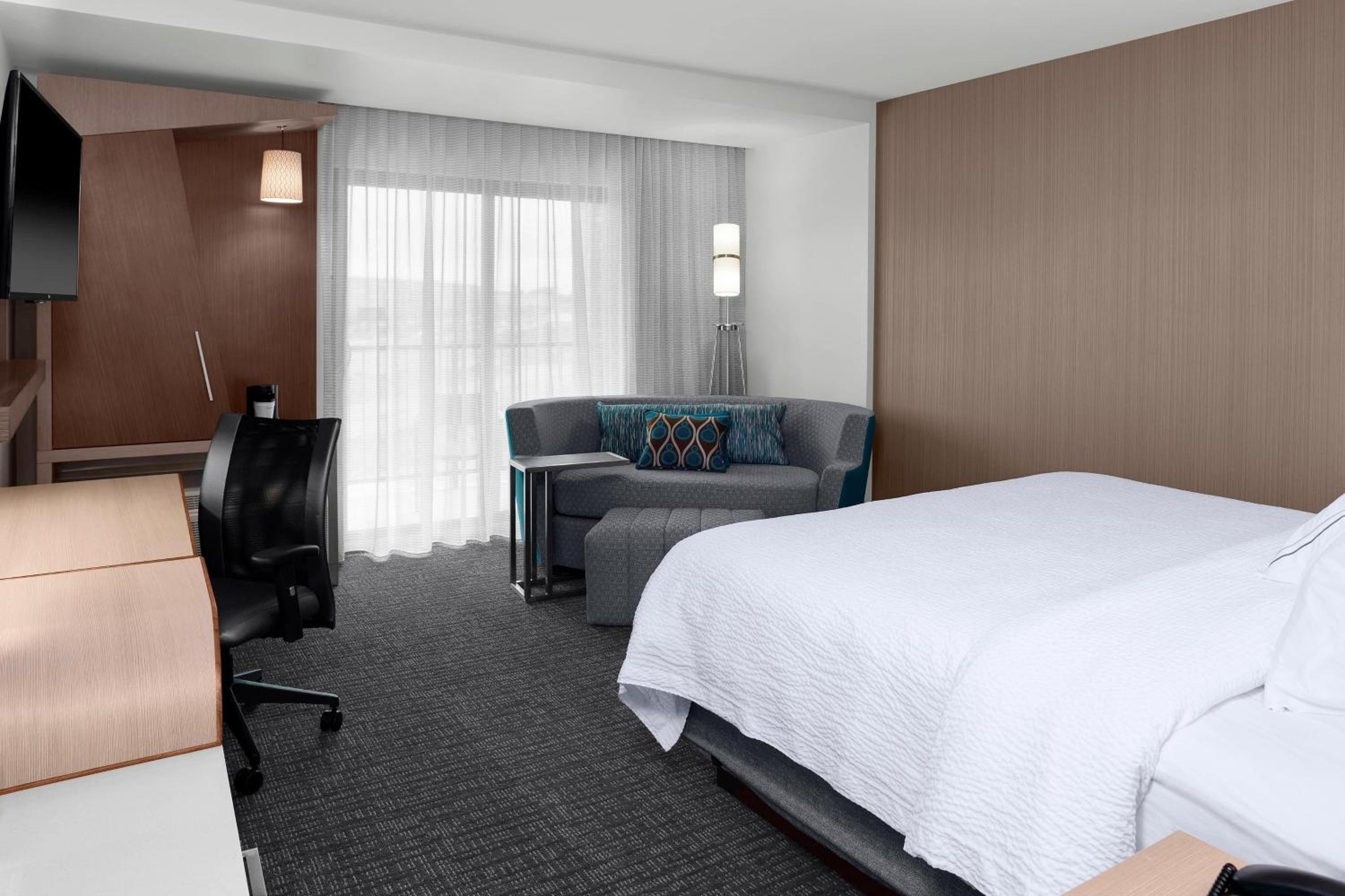 King Room with Balcony - Hearing Accessible photo 3