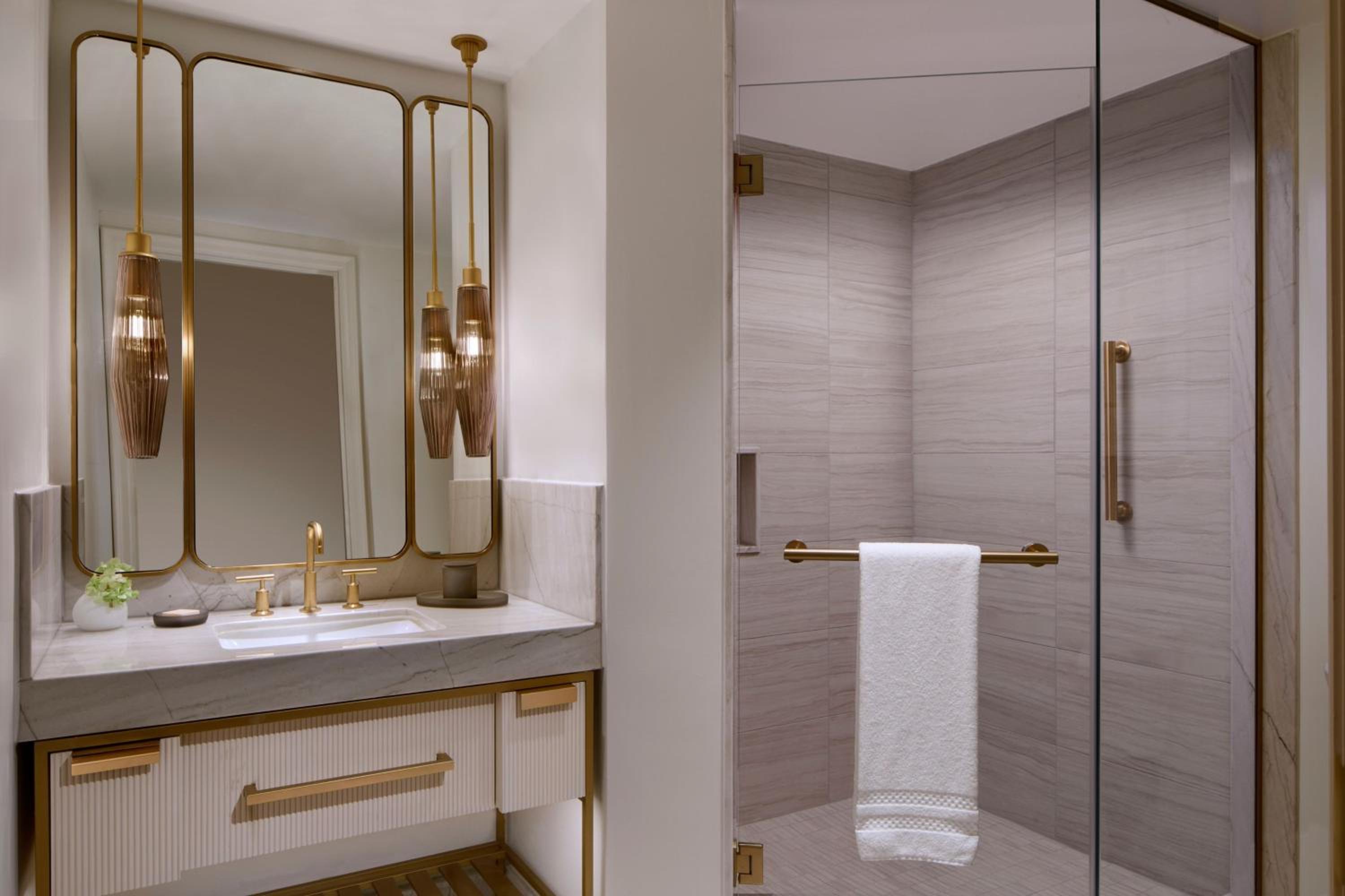 Deluxe Ocean Front Suite - Photo 6