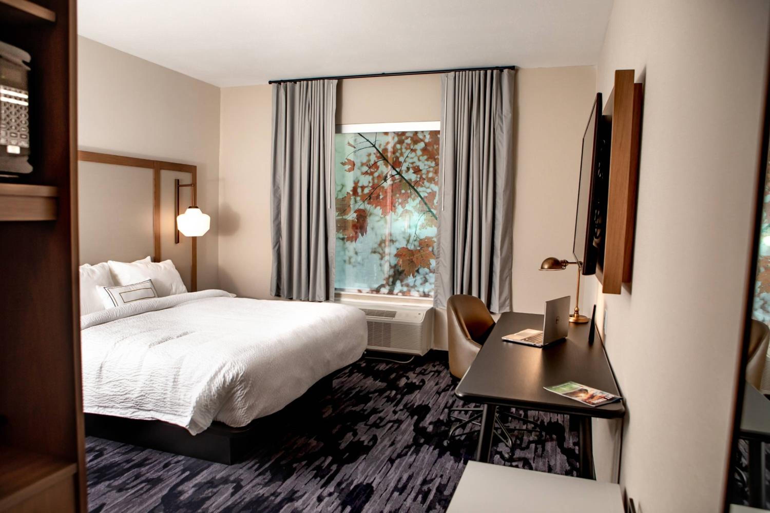 Guest Room, 1 King - Photo 1