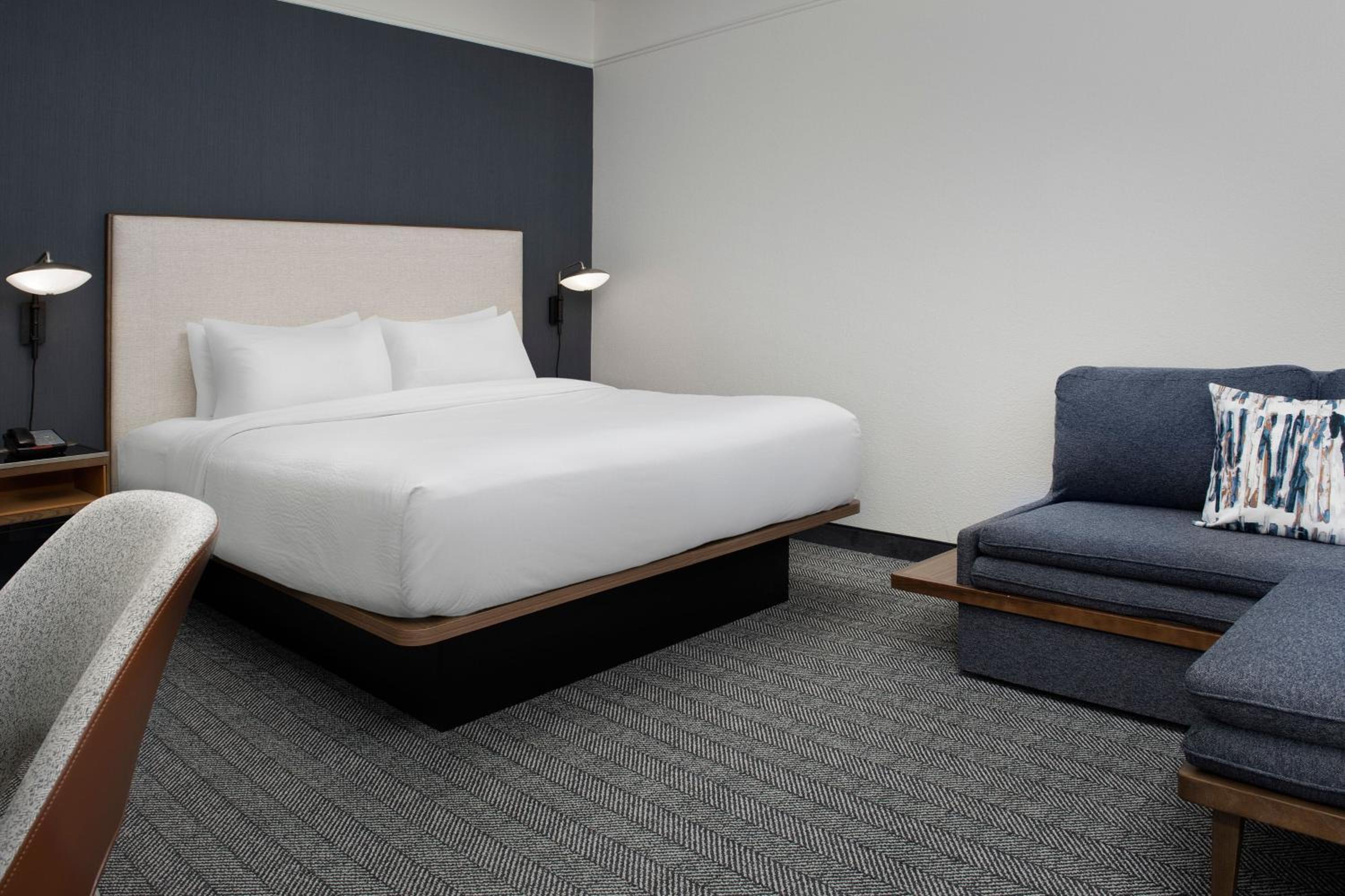 King Room with Sofa Bed - Photo 2
