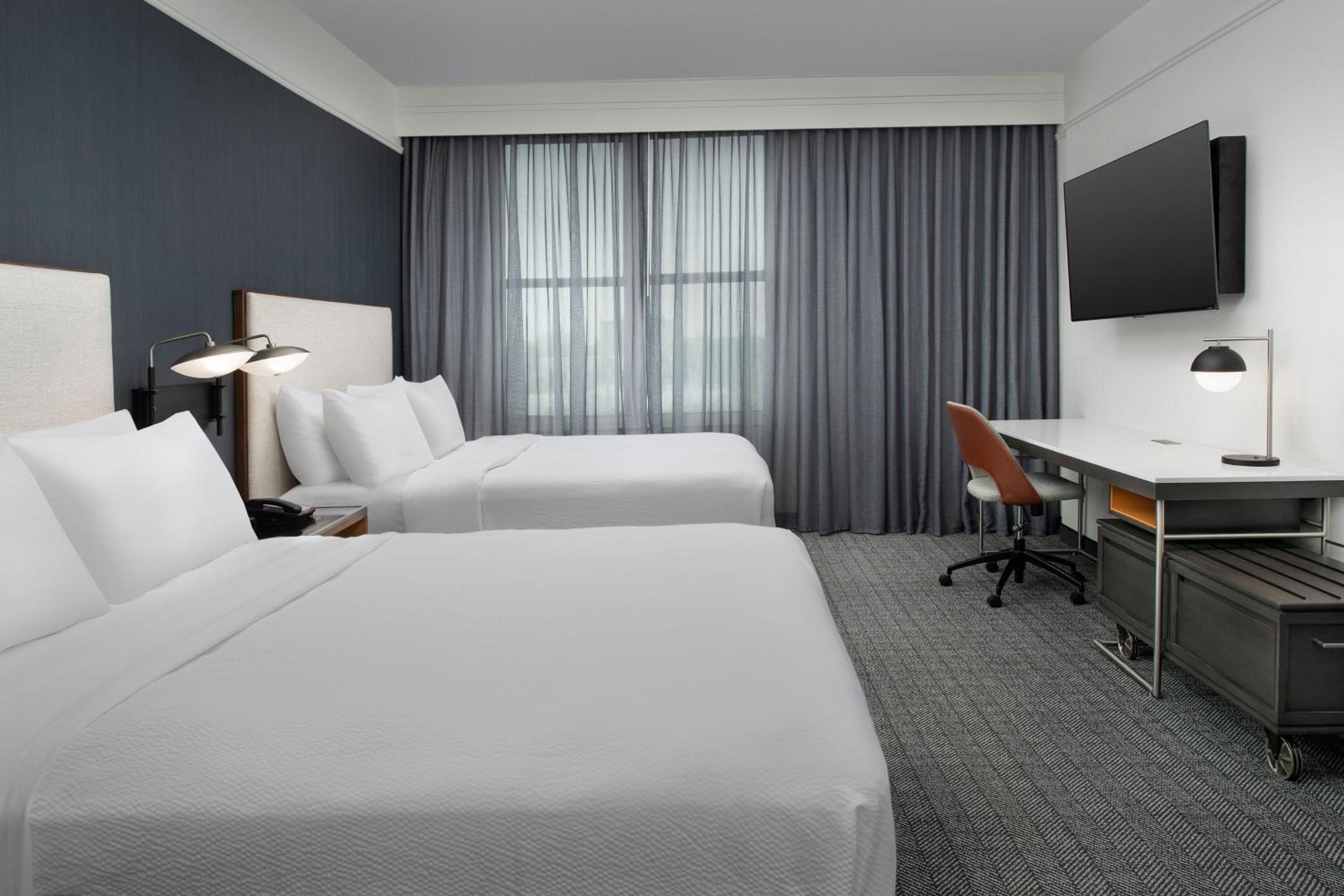 Queen Room with Two Queen Beds - Photo 2