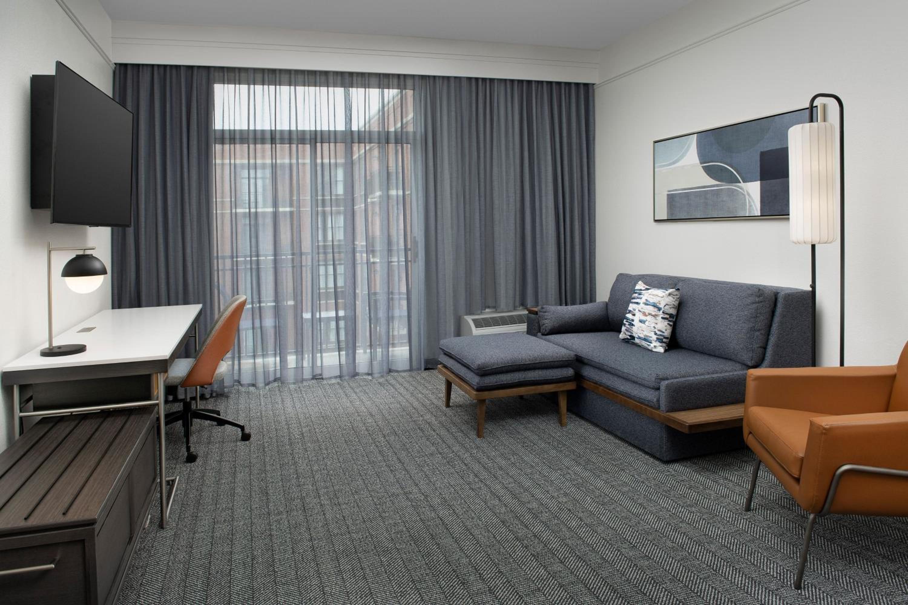 1 Bedroom 2 room Suite, 1 King, Sofa bed, Balcony - Photo 2