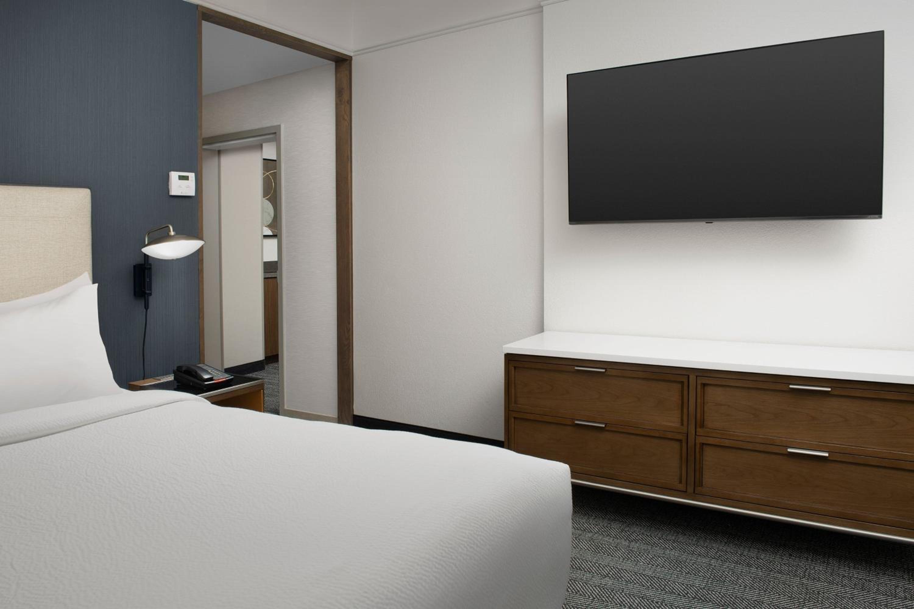 1 Bedroom 2 room Suite, 1 King, Sofa bed, Balcony - Photo 4