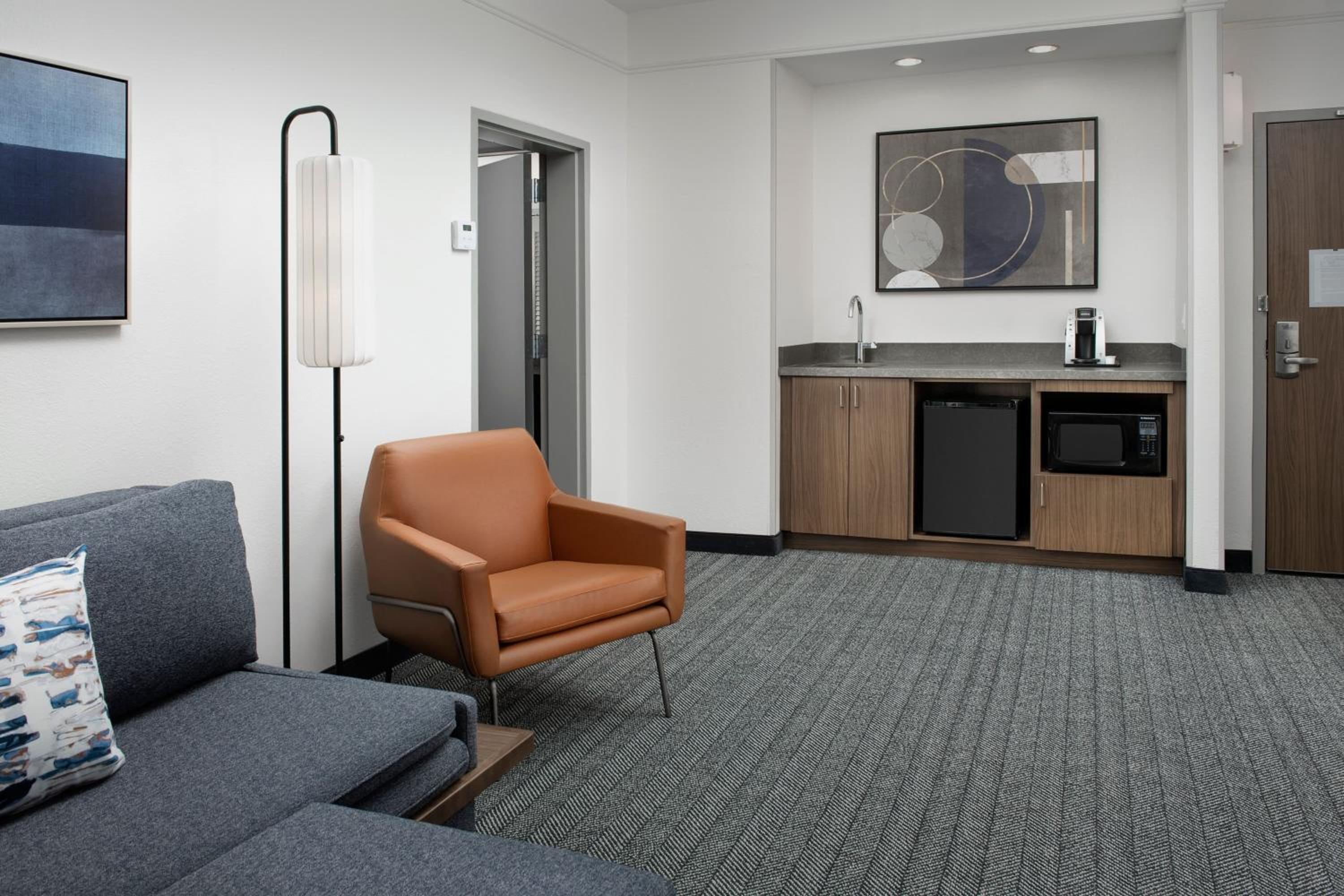 1 Bedroom 2 room Suite, 1 King, Sofa bed, Balcony - Photo 5
