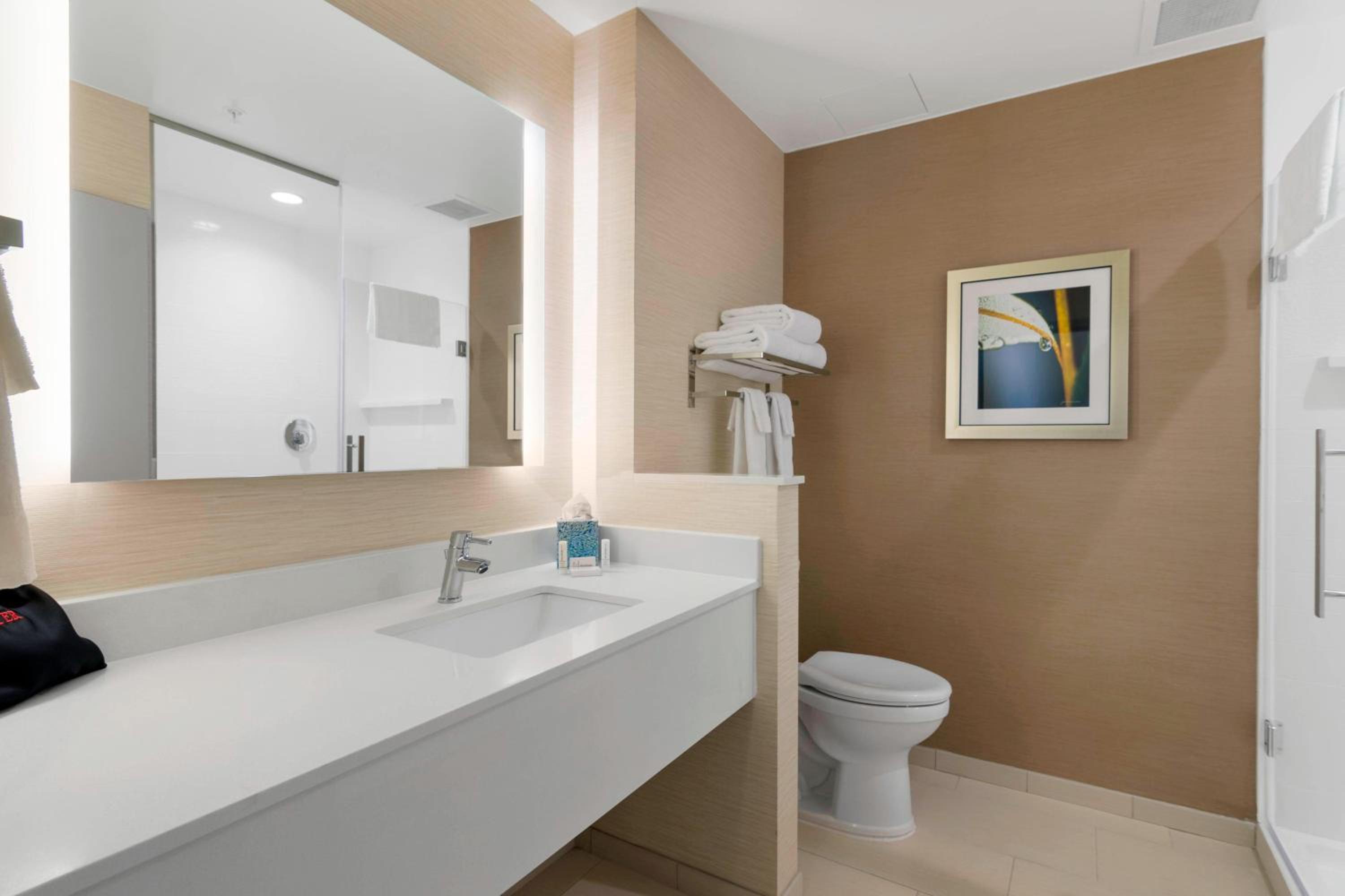 Queen Room with Two Queen Beds and Adapted Tub - Mobility and Hearing Accessible photo 2