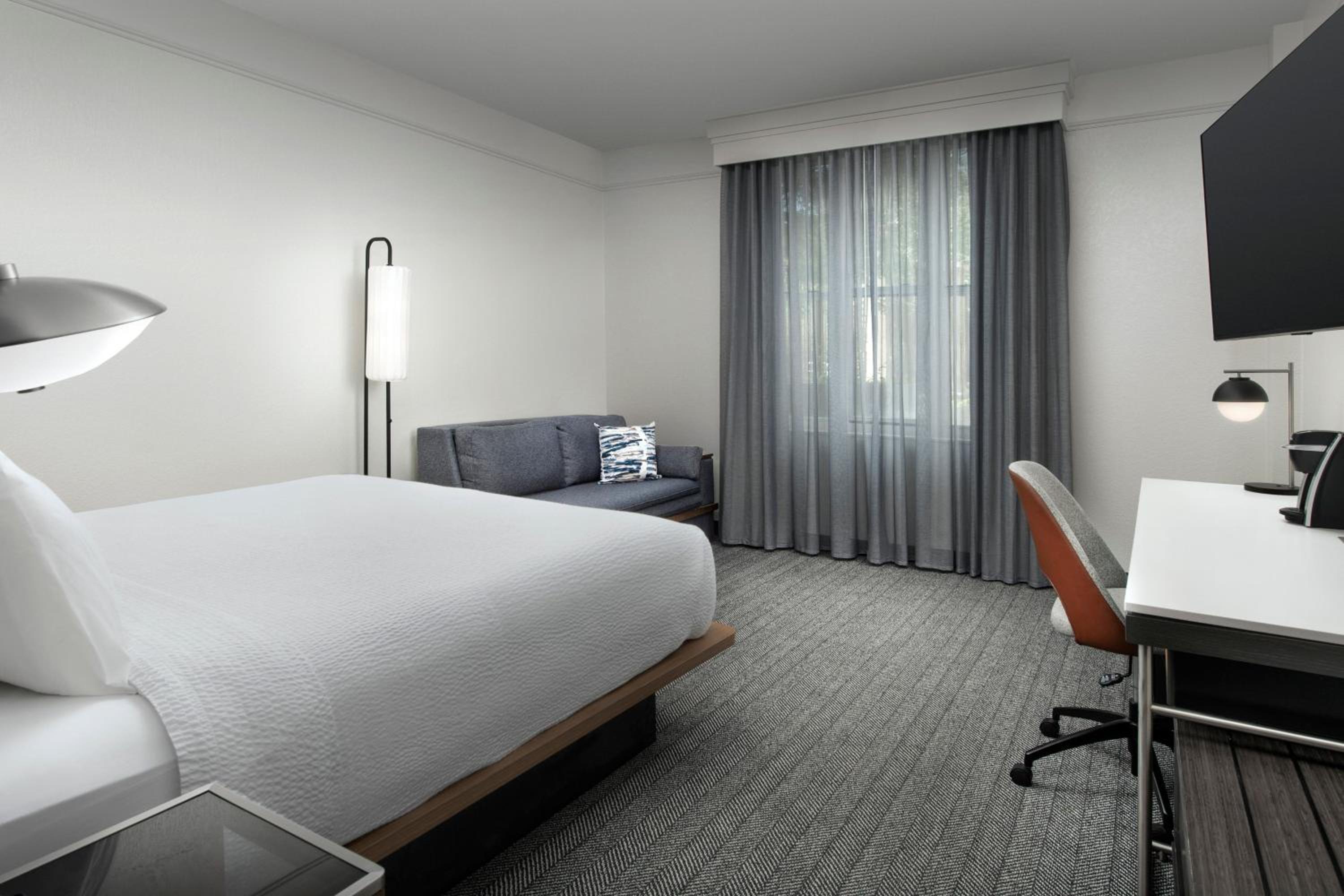 King Room with Sofa Bed - Photo 3