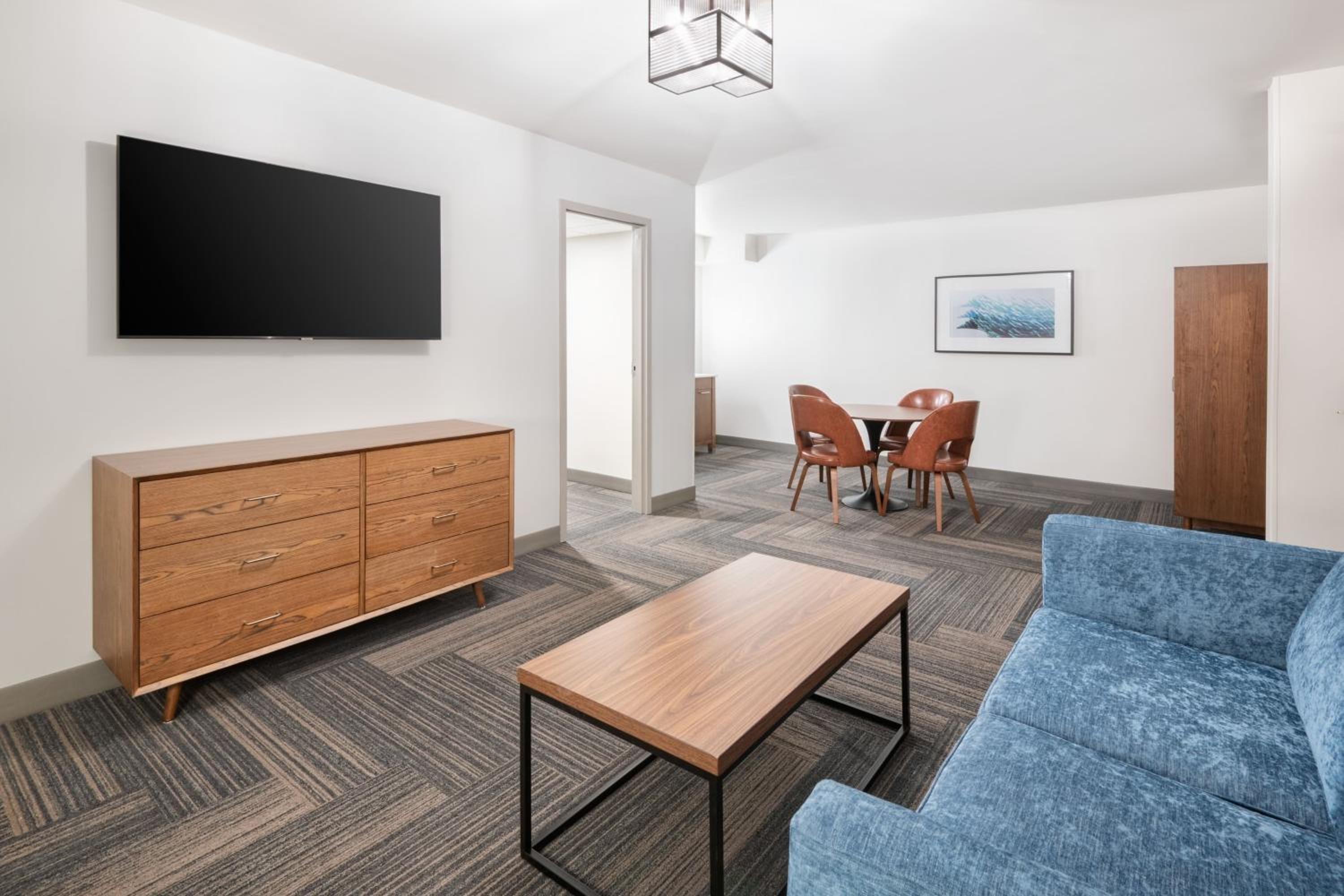 1 Bedroom Suite, 1 King, Sofa beds: 2 - Photo 2
