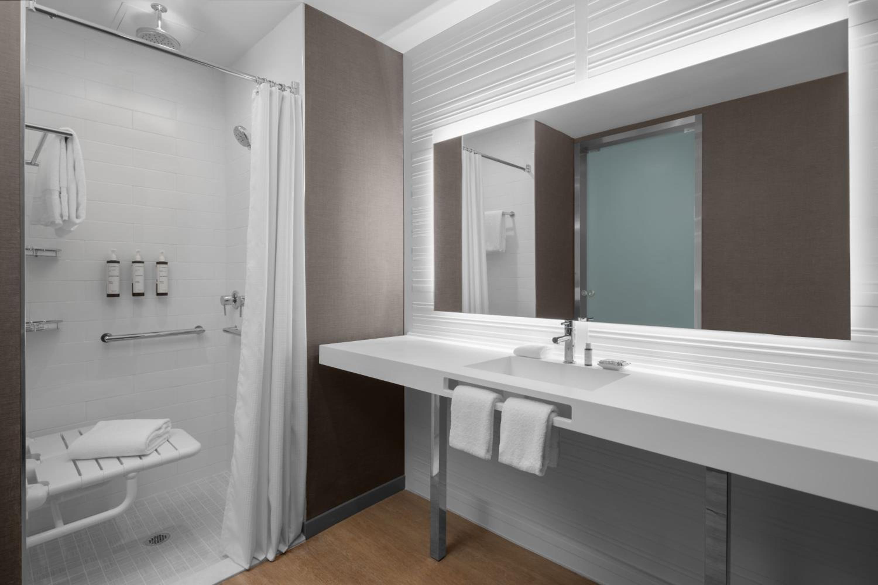 King Room with Balcony and Water View - Hearing Accessible, photo 6