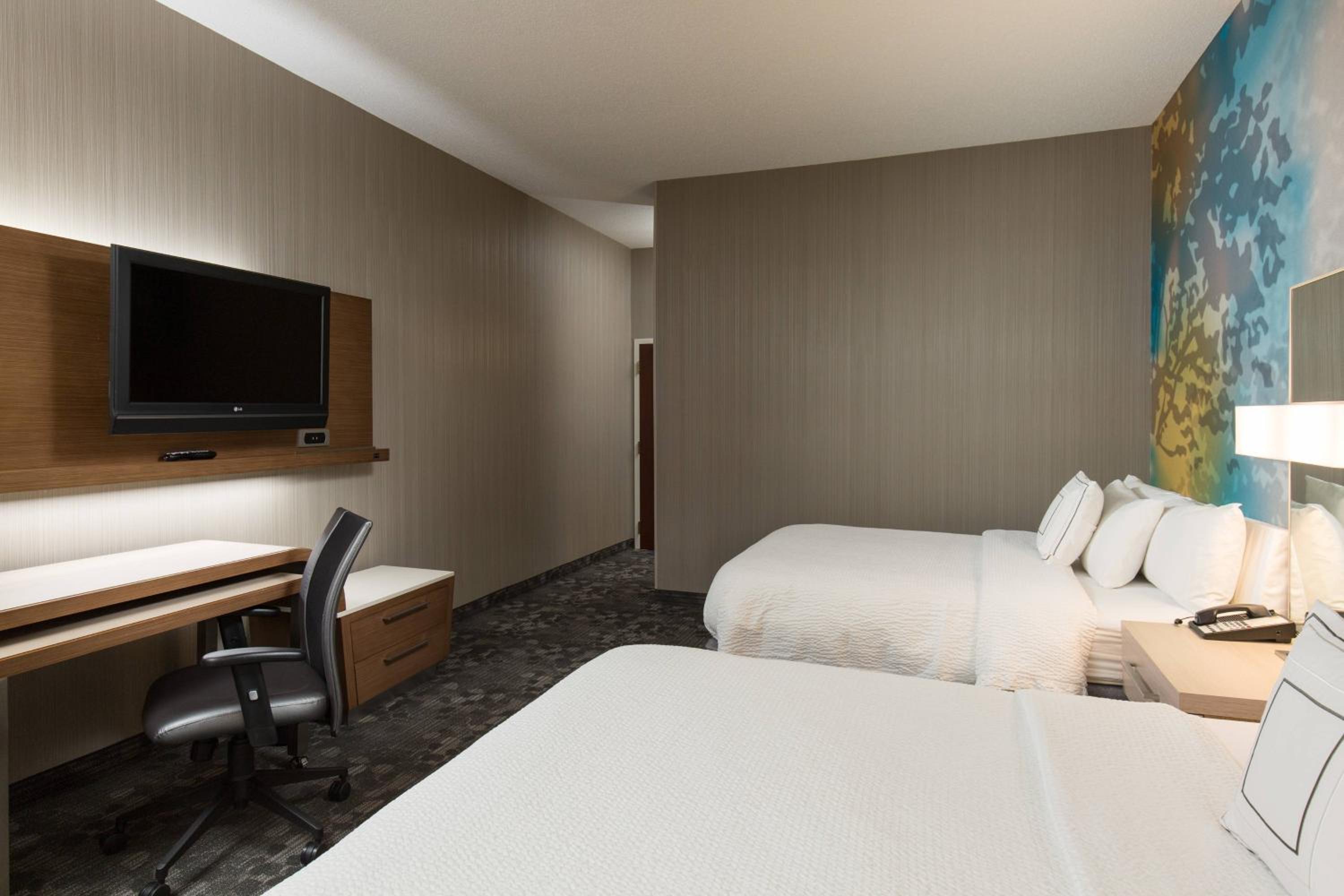 Queen Room with Two Queen Beds - Photo 2