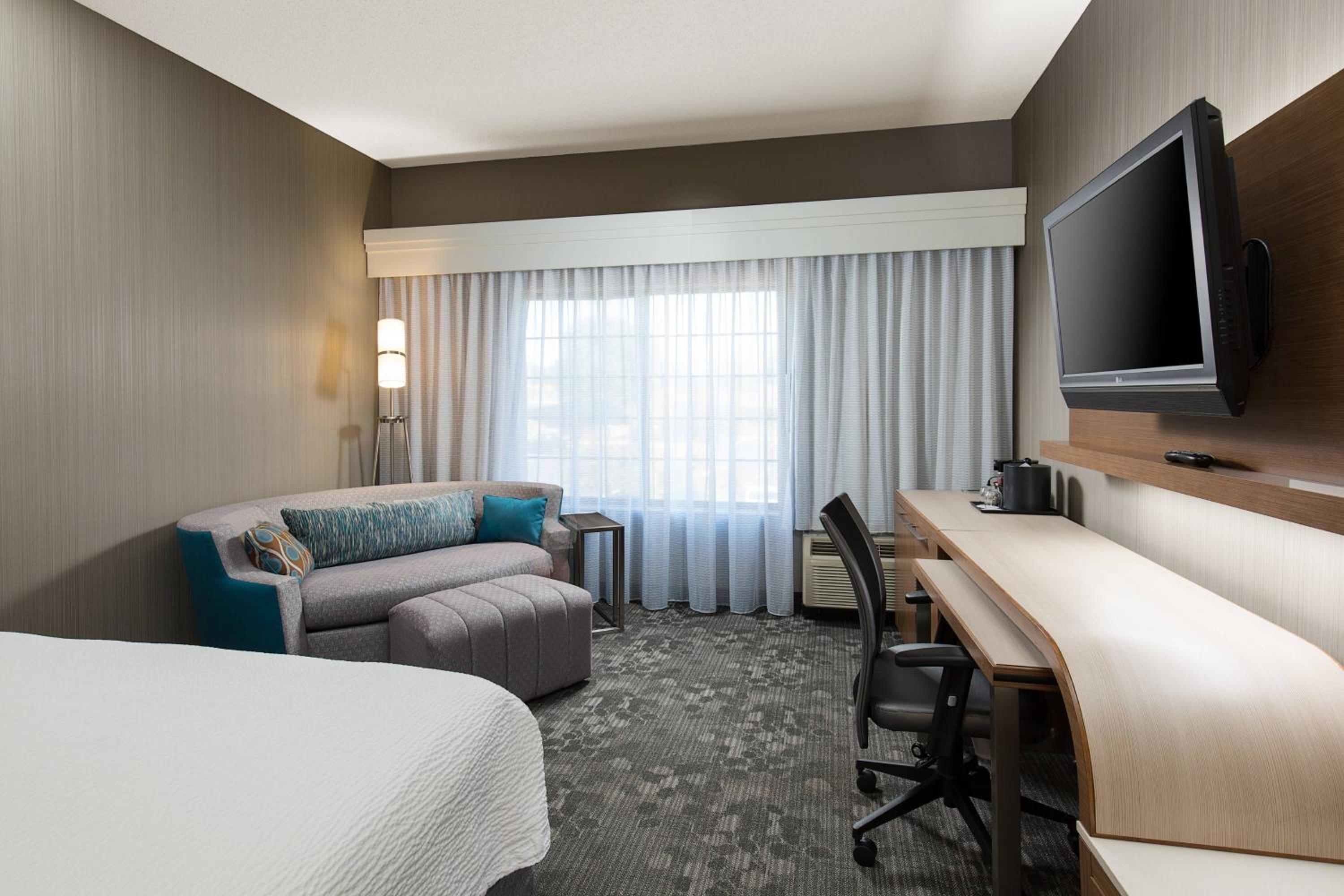King Room with Sofa Bed - Photo 1