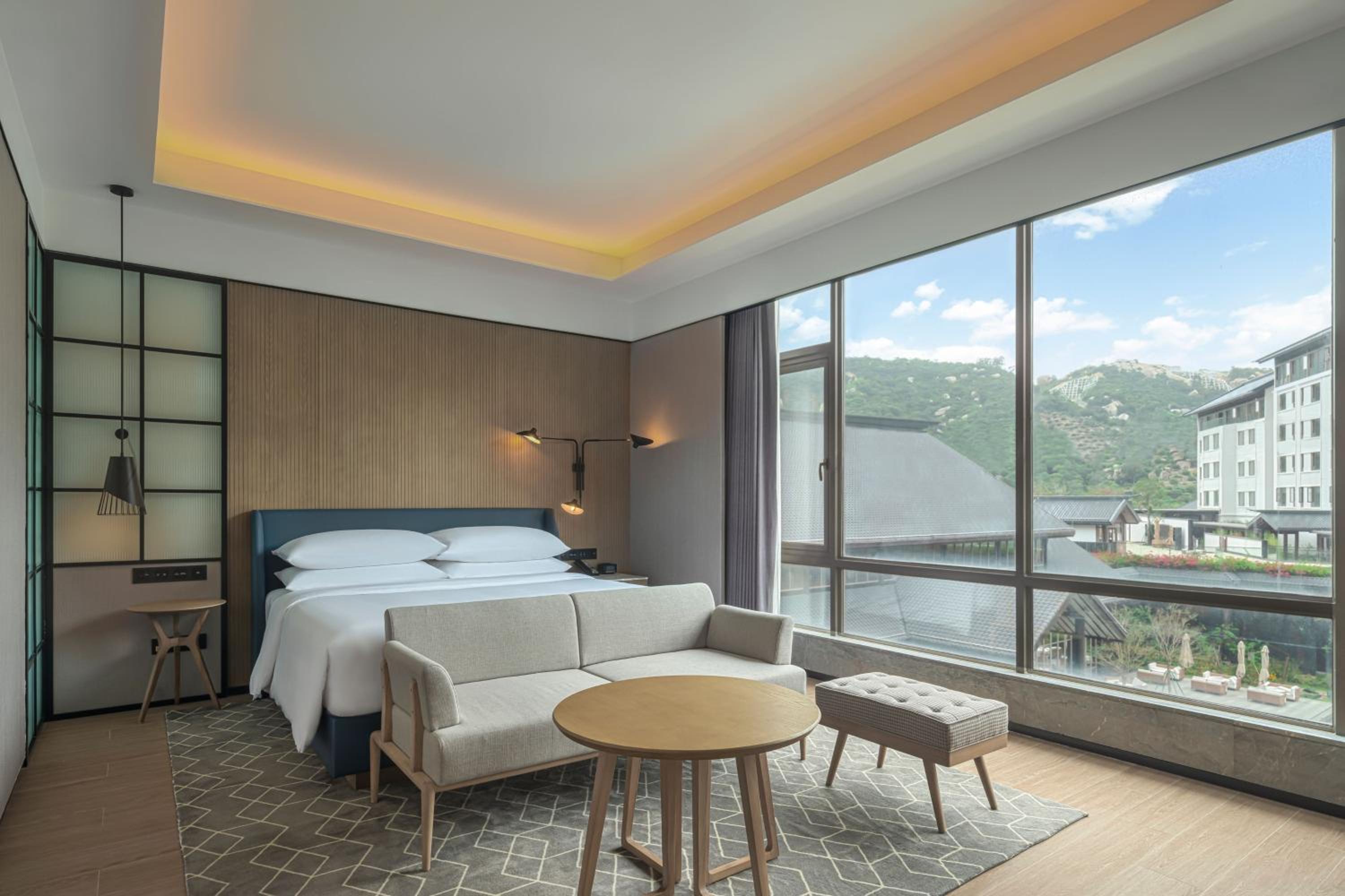 Executive Suite - Photo 2