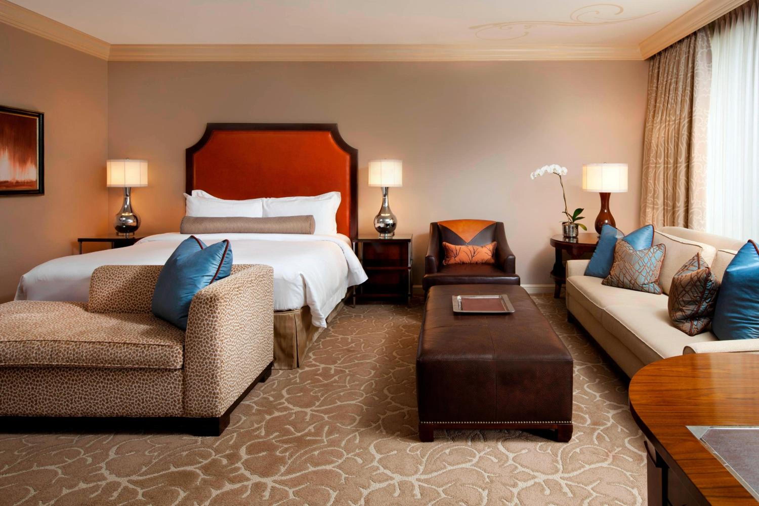 Grand Lux, Larger Guest room, 1 King, Corner room
